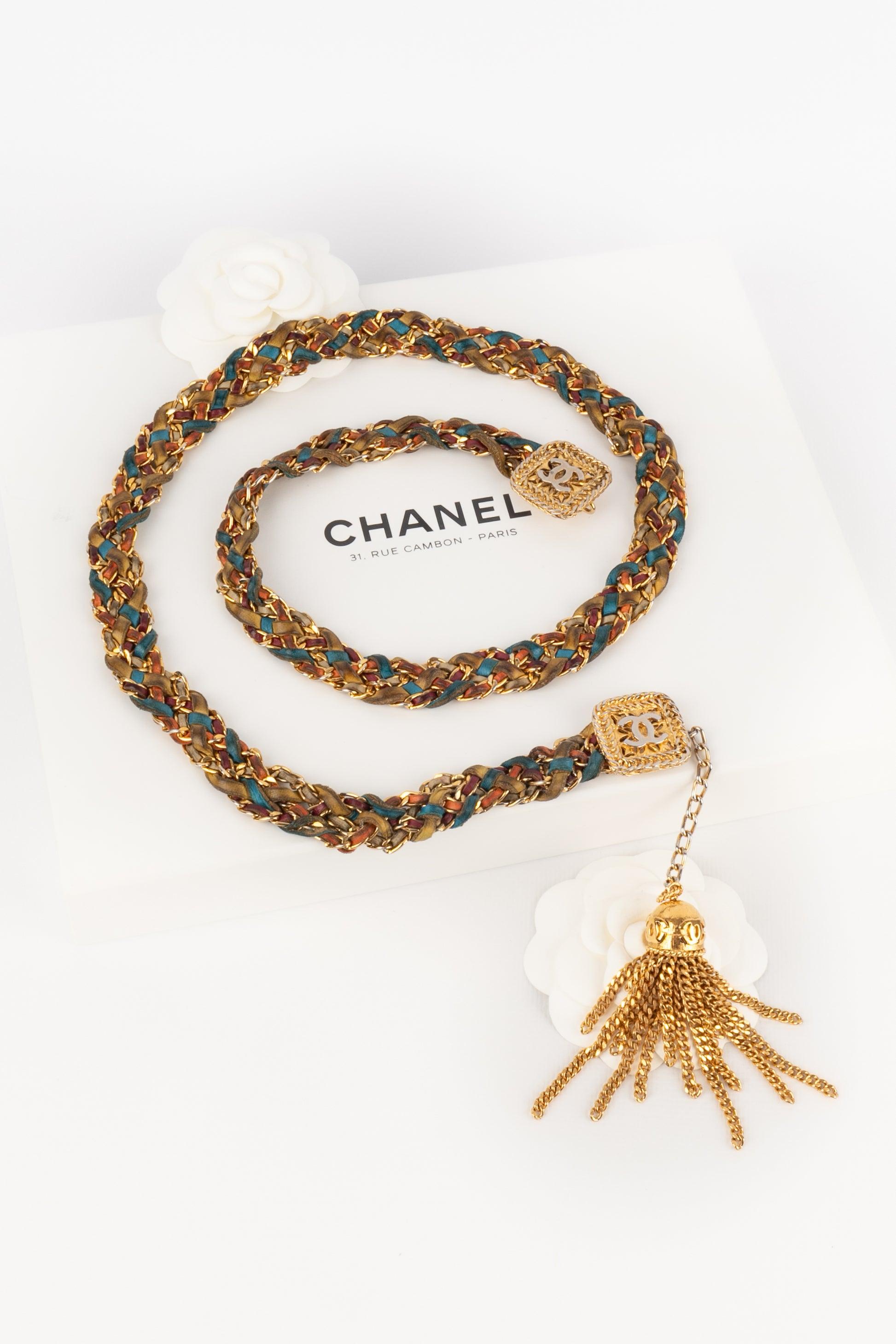 Chanel - (Made in France) Cintura in metallo dorato con pelle intrecciata. Gioielli degli anni '80.

Informazioni aggiuntive:
Condizioni: Buone condizioni
Dimensioni: Lunghezza: da 88 a 94 cm
Periodo: 20° secolo

Riferimento del venditore: CCB26