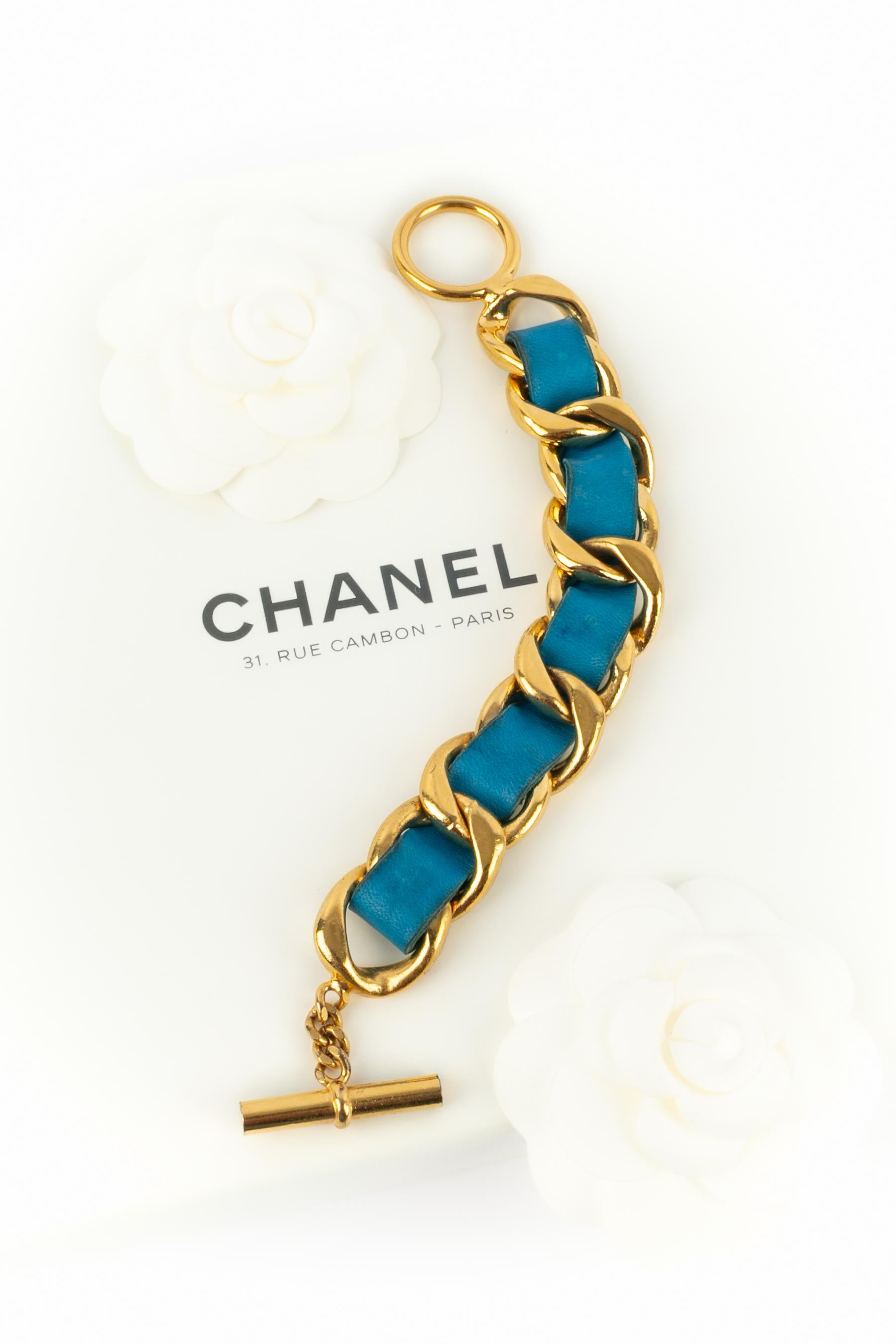 CHANEL - (Made in France) Pulsera de cadena de metal dorado con cuero turquesa. Una Colección 2cc6 bajo la dirección artística de Karl Lagerfeld.

Estado:
Muy buen estado

Dimensiones:
Longitud: 21 cm

SKU:BRAB143