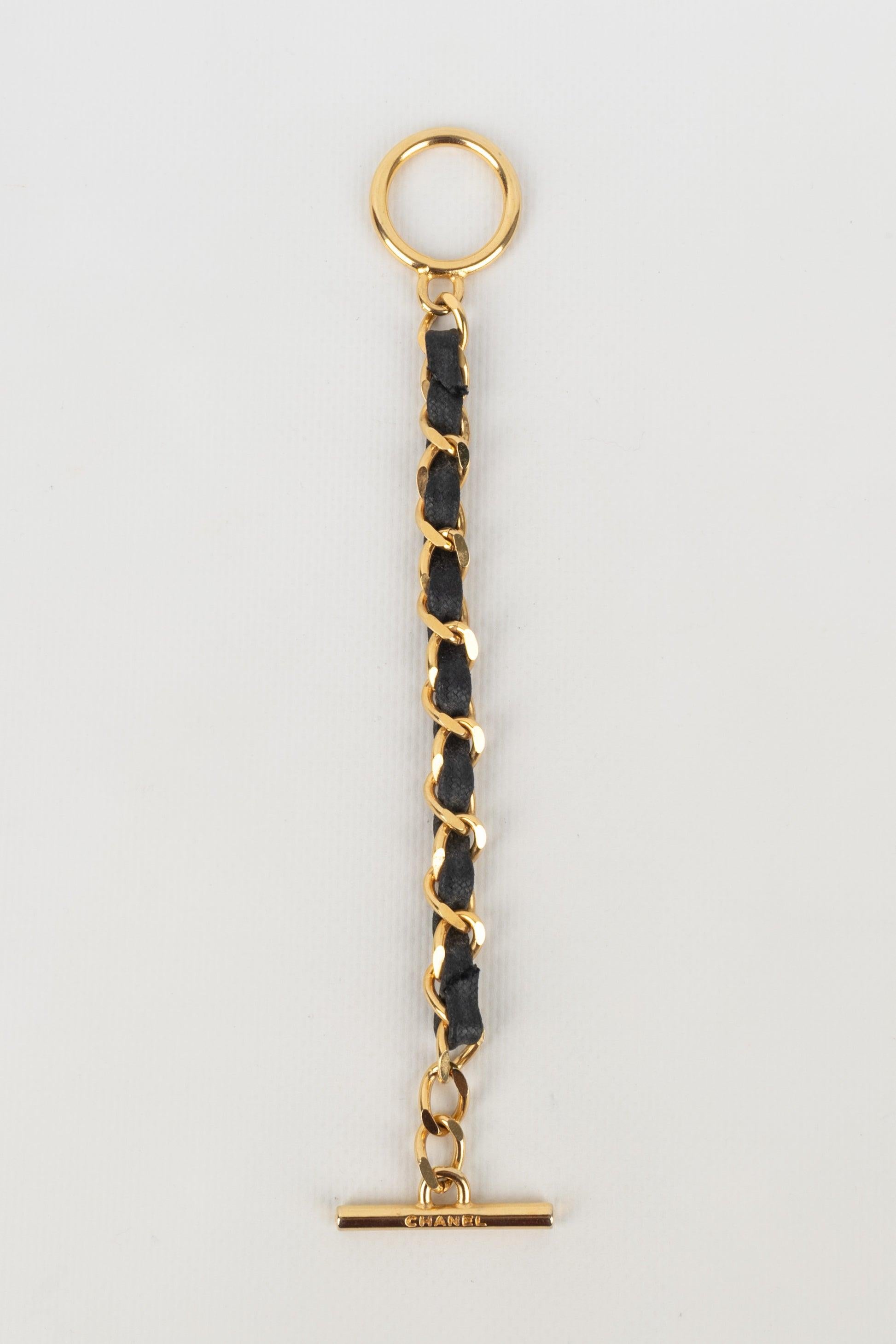 Chanel - Golden metal bracelet interlaced with black leather. Jewelry from the 1980s.

Additional information:
Condition: Good condition
Dimensions: Length: 18 cm
Period: 20th Century

Seller Reference: BRAB123