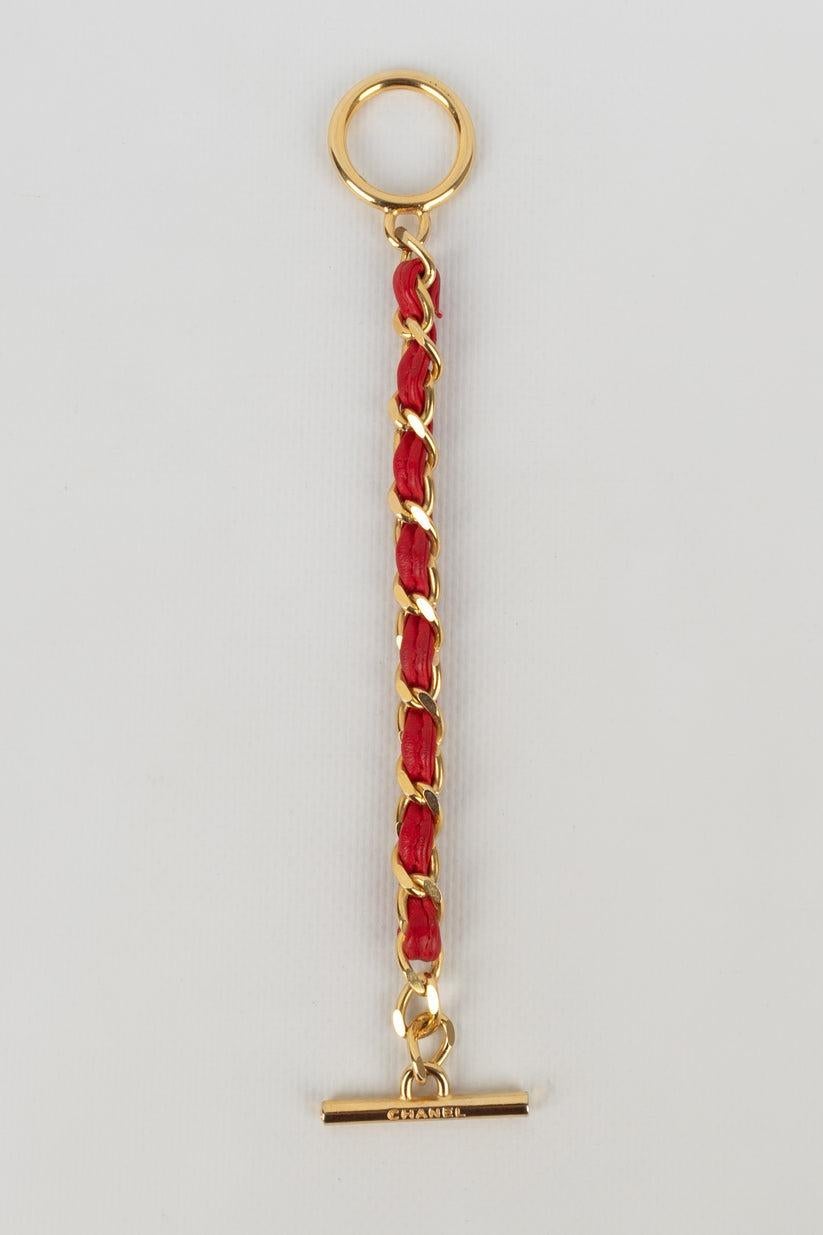 Chanel - Goldenes Metallarmband, verflochten mit rotem Leder. Schmuck aus den 1980er Jahren.

Zusätzliche Informationen:
Zustand: Guter Zustand
Abmessungen: Länge: 18 cm

Sellers Referenz: BRAB135