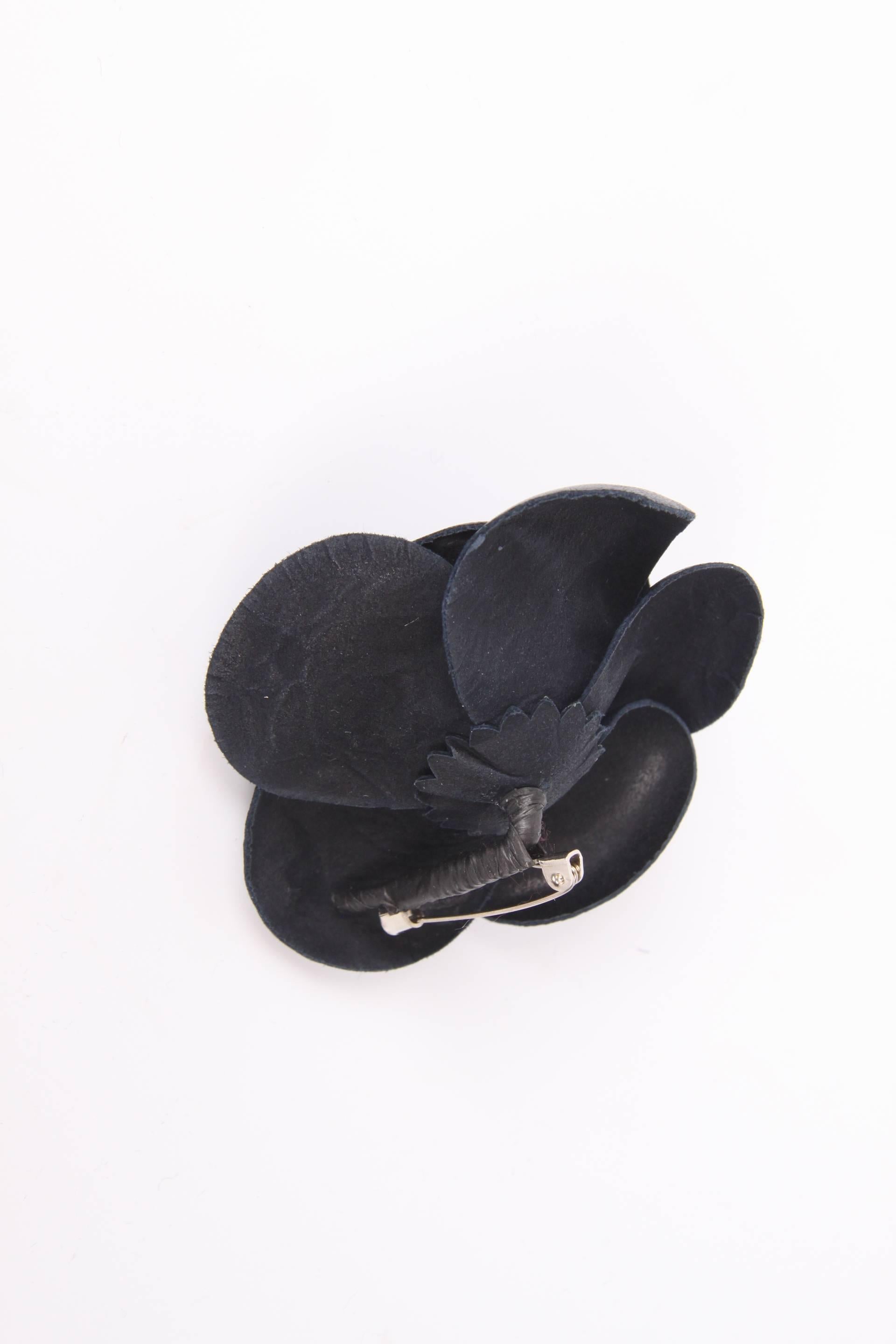 This one spices up every outfit! A leather camellia flower, known as the signature of Chanel, to be worn as a brooch!

It measures as much as 7,5 centimeters and is a real statement on your blouse or the lapels of your jacket. Fully made of dark
