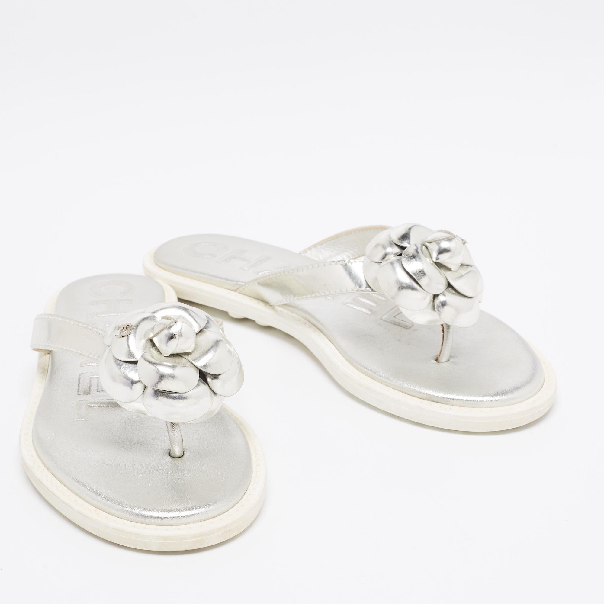 Chanel Leather CC Camellia Flat Flip Flop Thong Sandals Size 36.5 In Good Condition In Dubai, Al Qouz 2