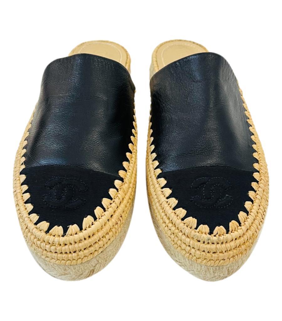 Chanel Leather 'CC' Logo Espadrille Mules

Black espadrilles crafted in calfskin leather with grosgrain 'CC' logo cap toe.

Detailed with beige braided trim and braided midsoles with leather lining.

From Spring-Summer 2018 Collection.

Size –