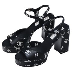 Chanel Schuhe aus Leder mit CC-Druck NEU Größe 39,5