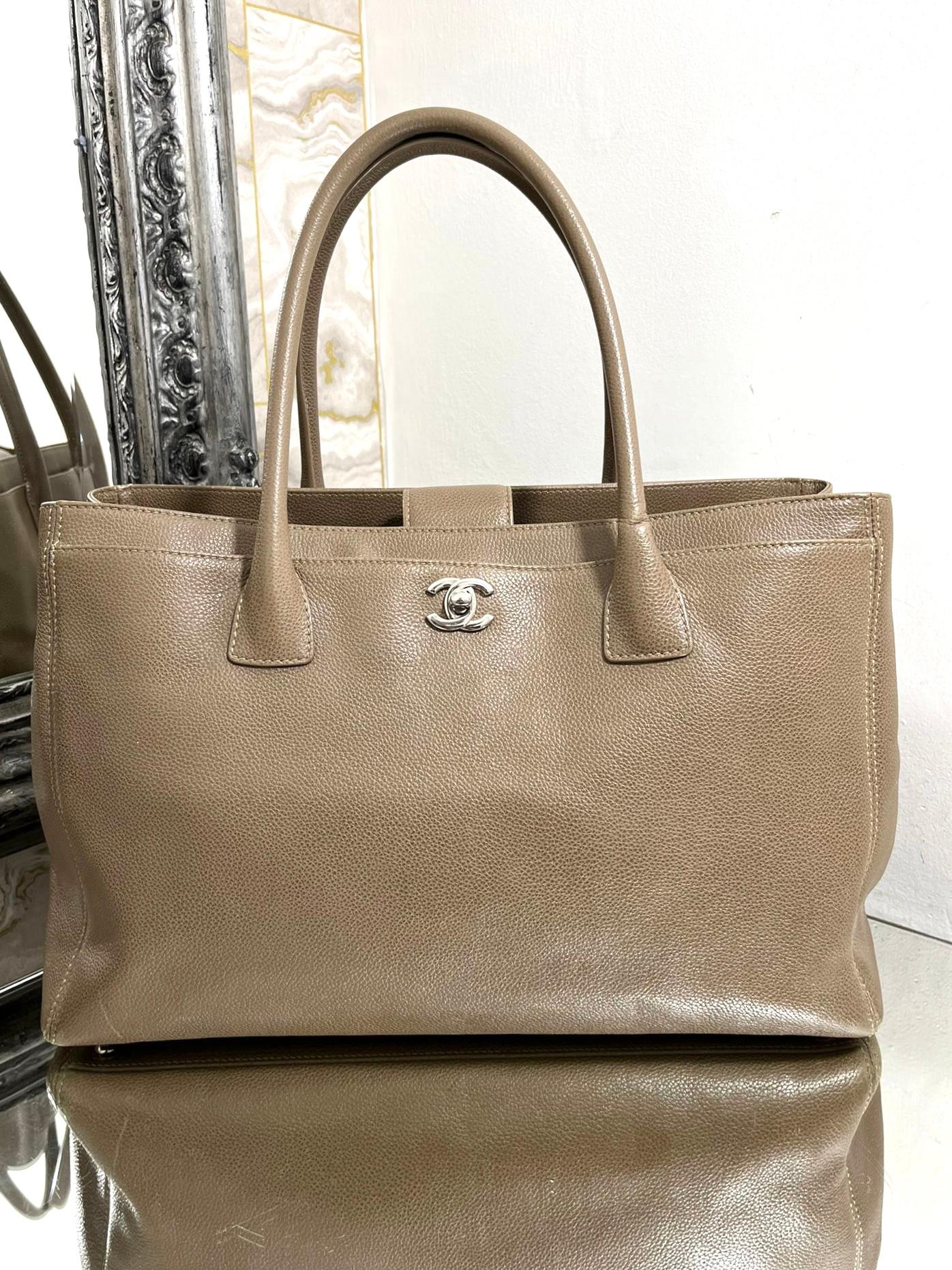 Chanel Leather Cerf Tote Bag In Fair Condition For Sale In London, GB