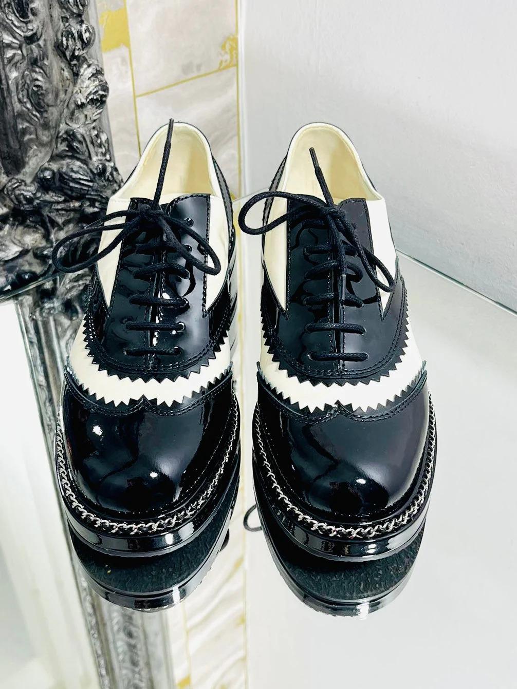 Chanel Leather, Chain & Logo Brogues

Black and ivory leather and patent leather with silver iconic chain trim. 'CHANEL' in silver metal to each heel. From 2019 Collection.

Additional information:
Size – 37.5
Composition – Leather
Condition –