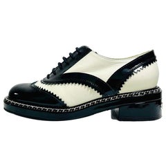 Chanel Brogues aus Leder, Kette und Logo