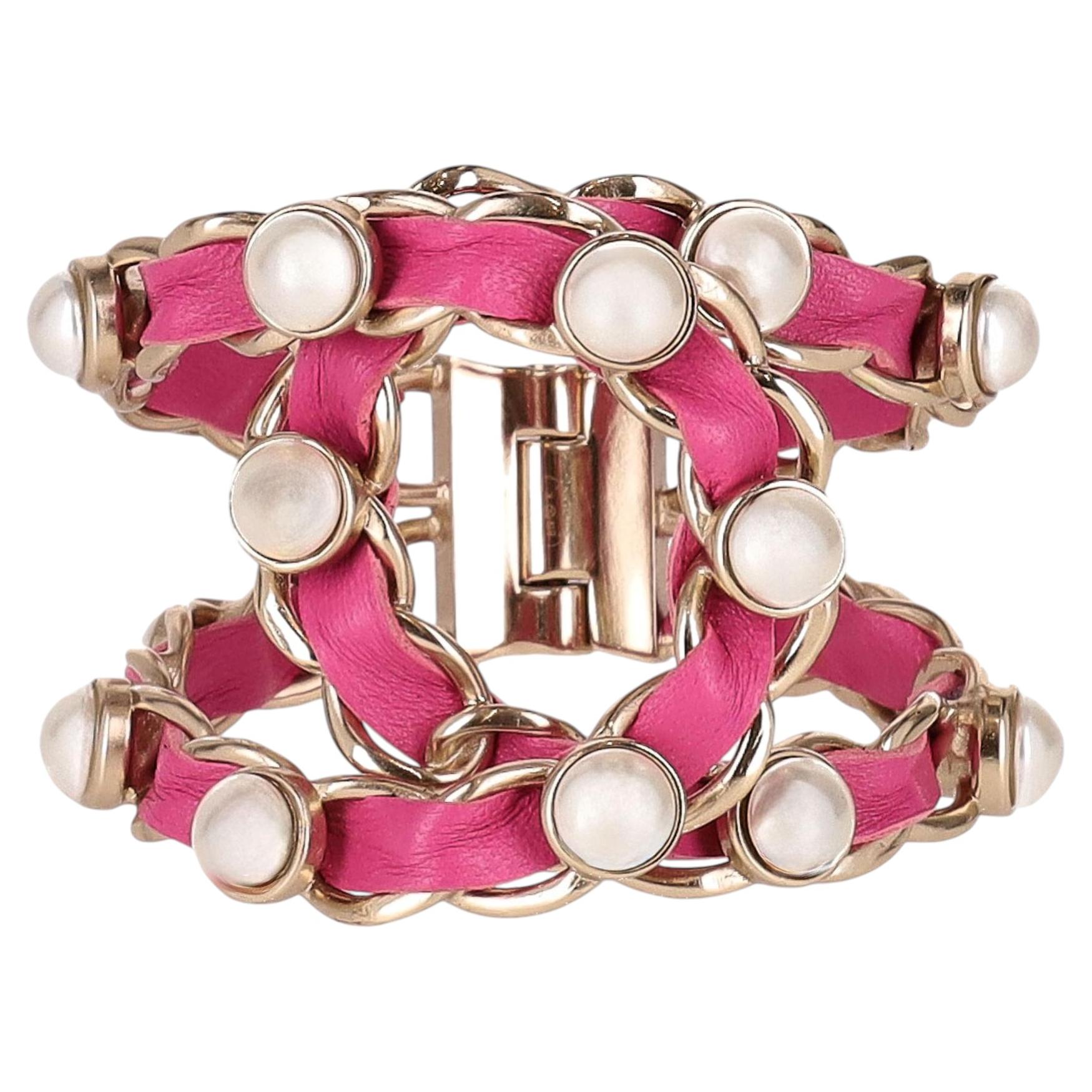 Bracelet manchette Chanel en cuir et chaîne, orné de perles en vente