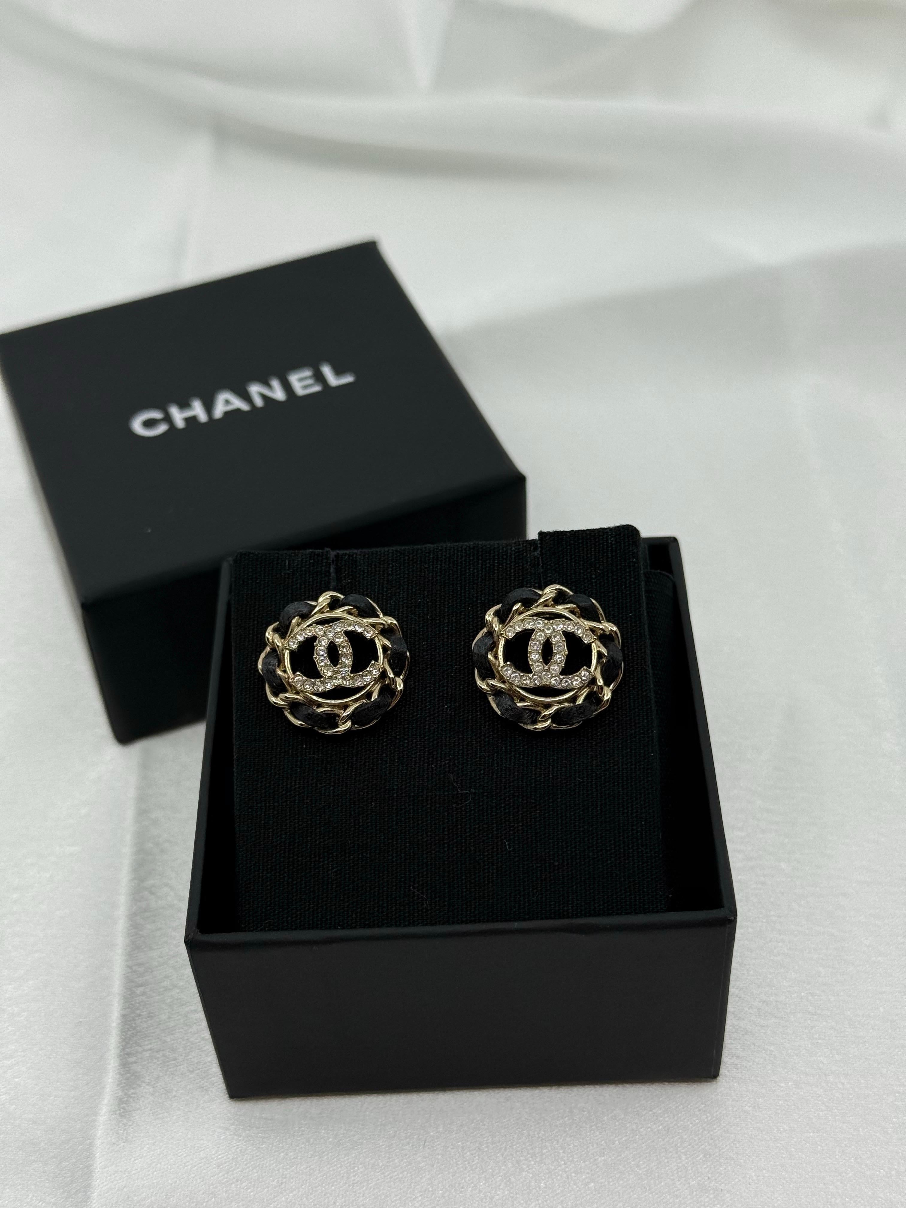 CHANEL Leder & Kristall CC Kreis Ohrstecker im Angebot 6