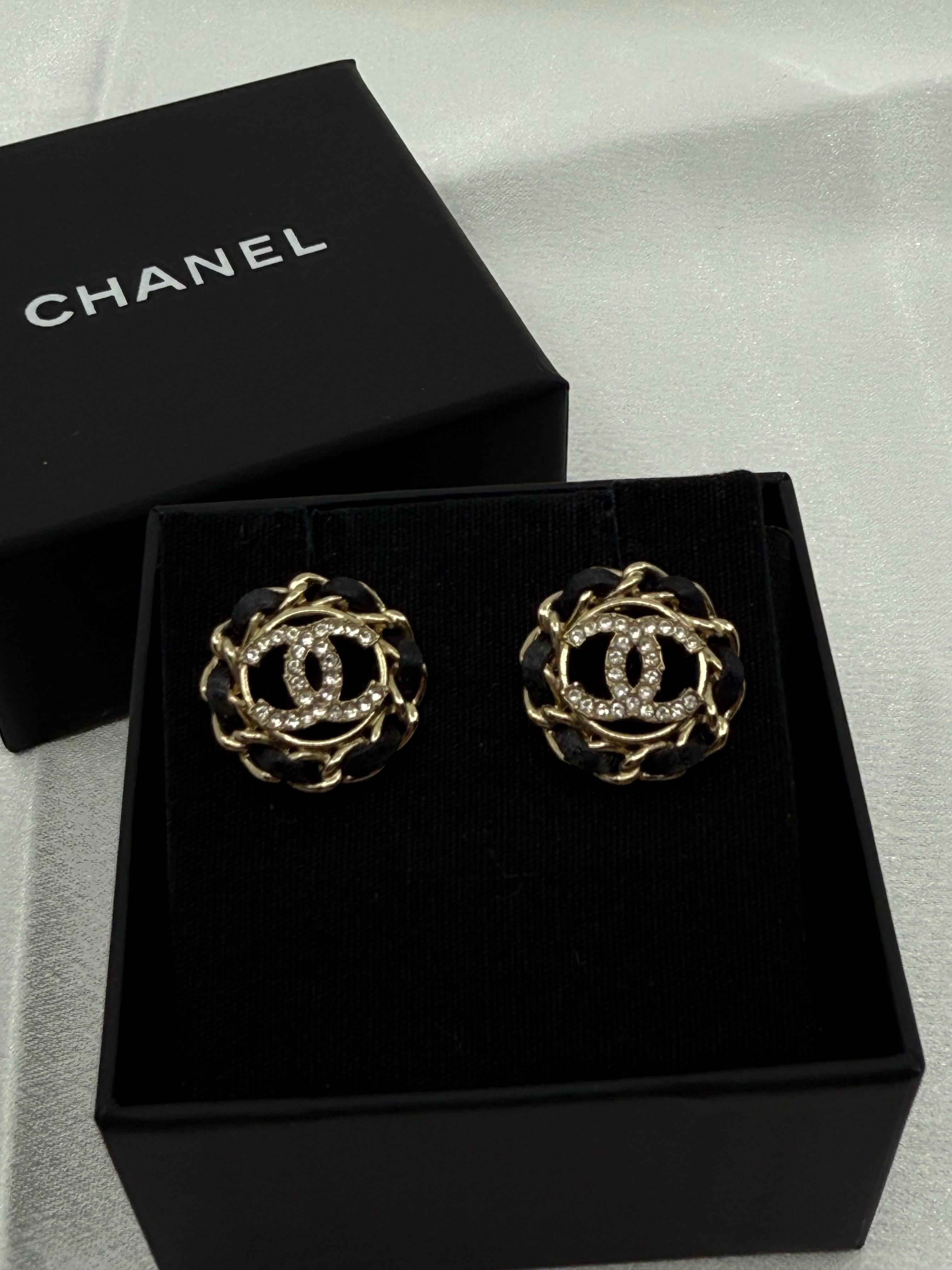CHANEL Leder & Kristall CC Kreis Ohrstecker im Angebot 7