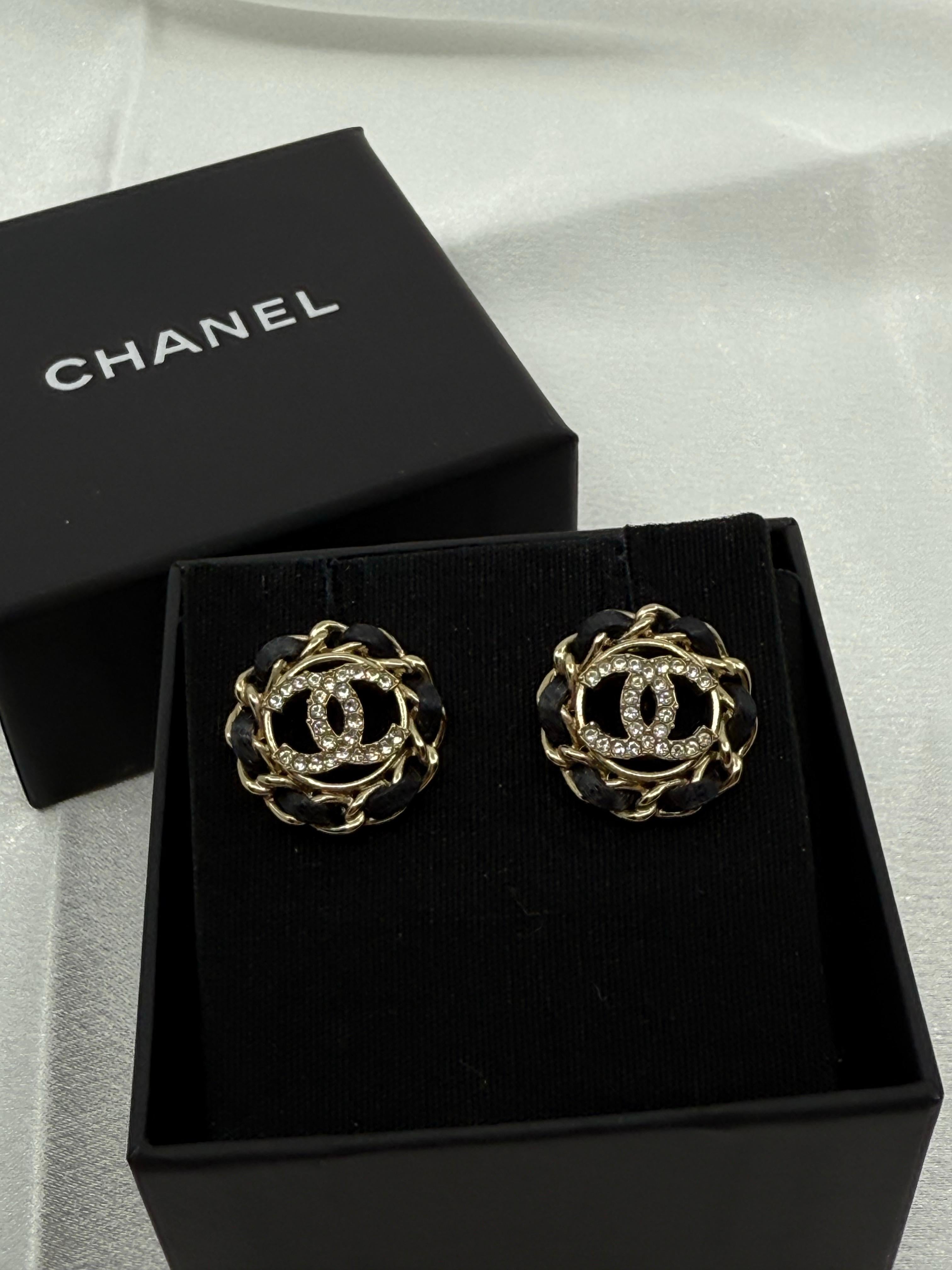 CHANEL Leder & Kristall CC Kreis Ohrstecker im Zustand „Gut“ im Angebot in Bellevue, WA