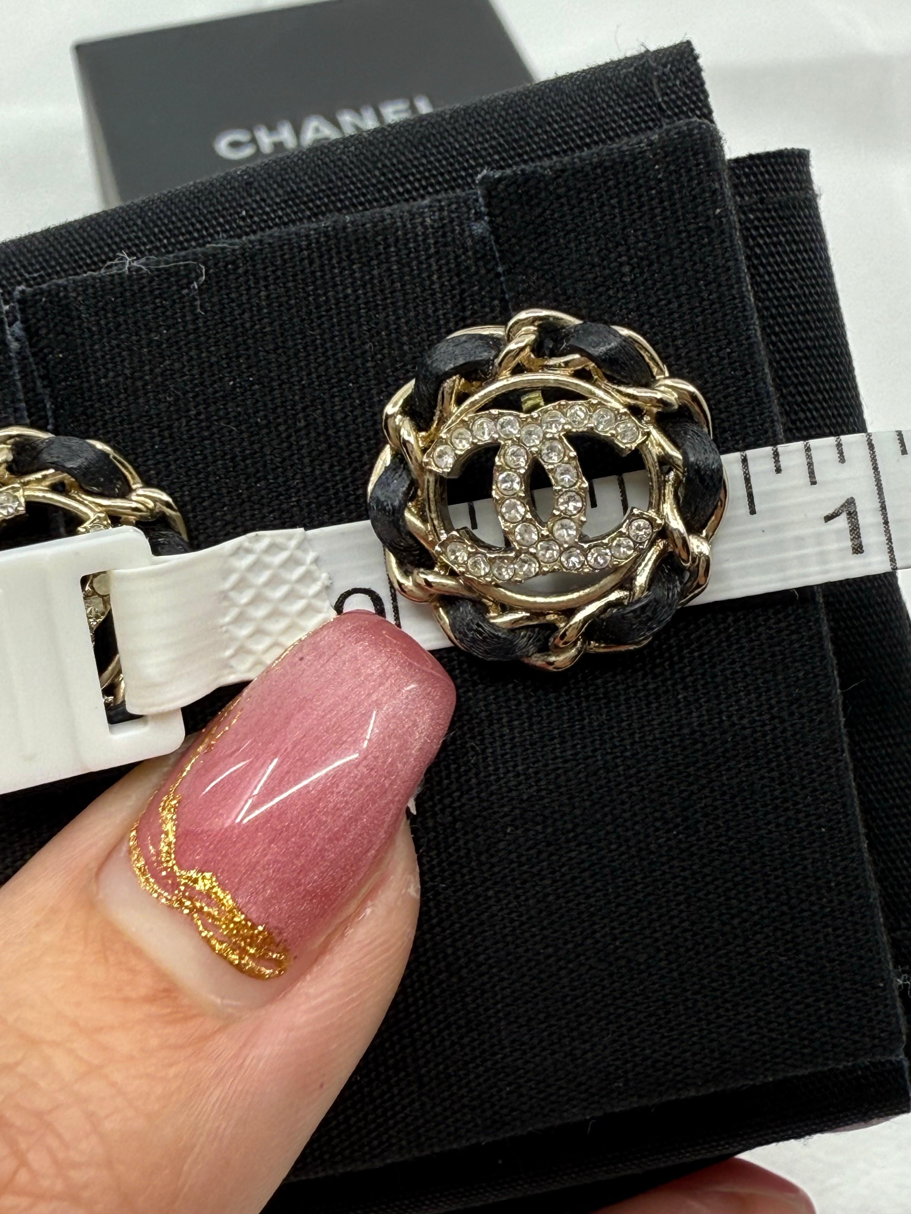 CHANEL Leder & Kristall CC Kreis Ohrstecker für Damen oder Herren im Angebot