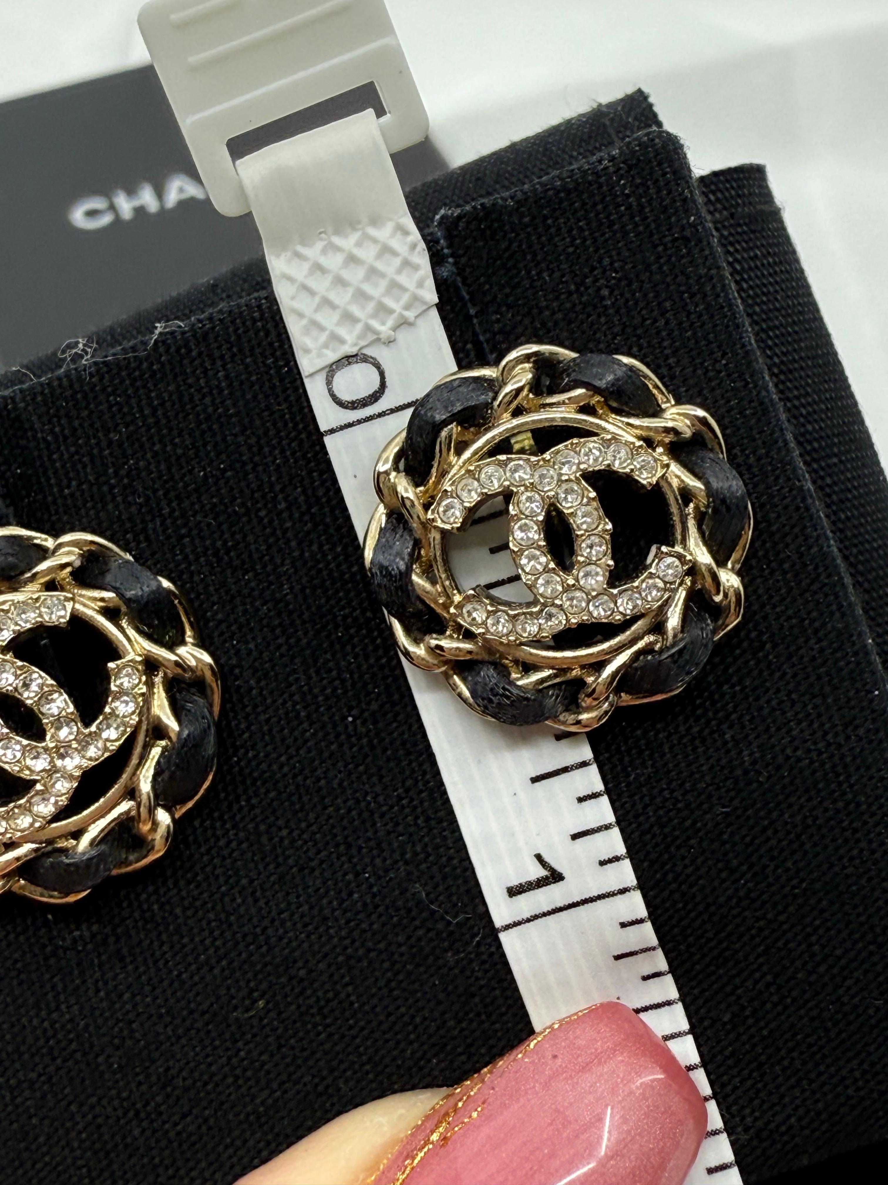 CHANEL Leder & Kristall CC Kreis Ohrstecker im Angebot 1