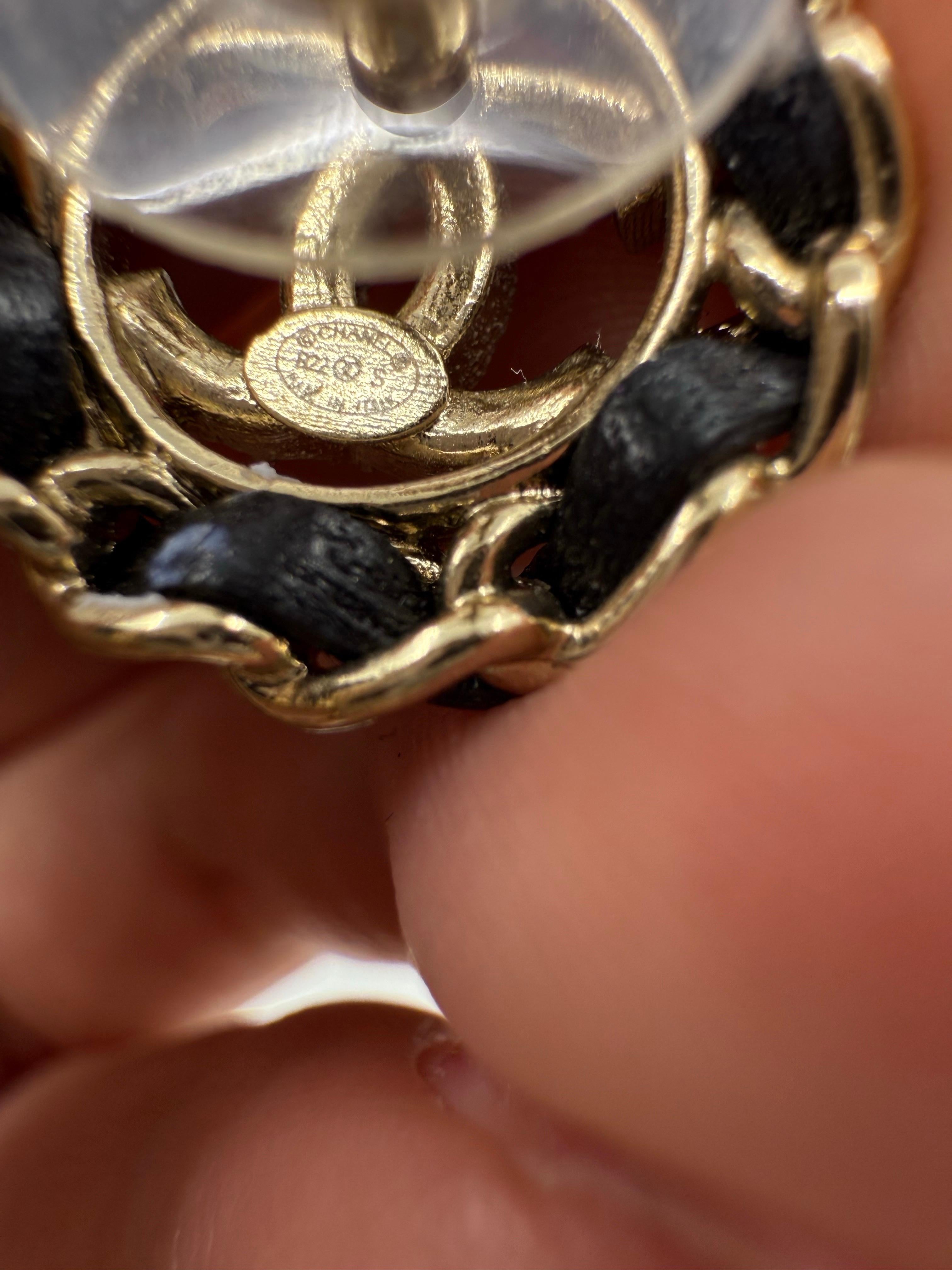 CHANEL Leder & Kristall CC Kreis Ohrstecker im Angebot 2