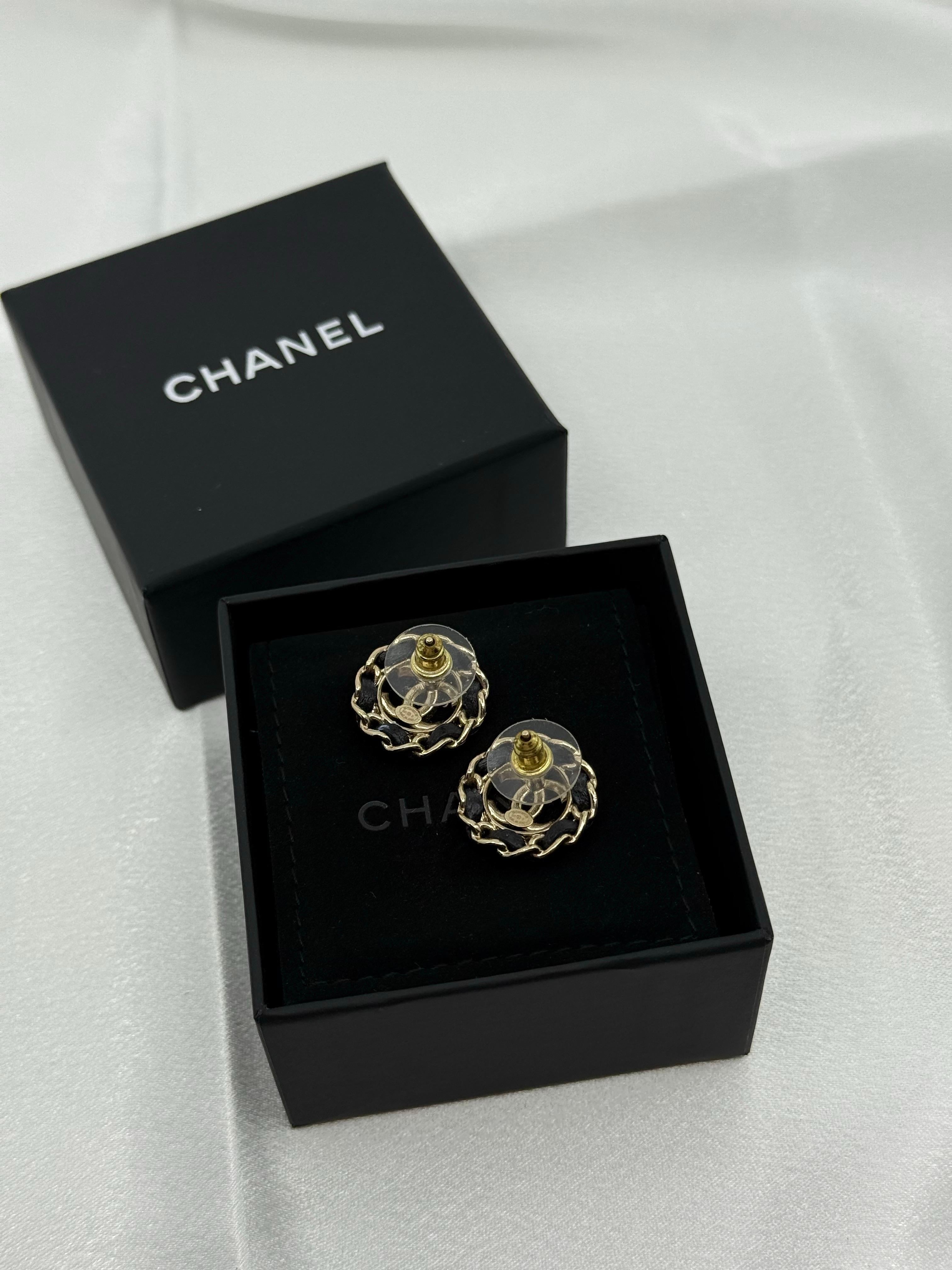 CHANEL Leder & Kristall CC Kreis Ohrstecker im Angebot 3