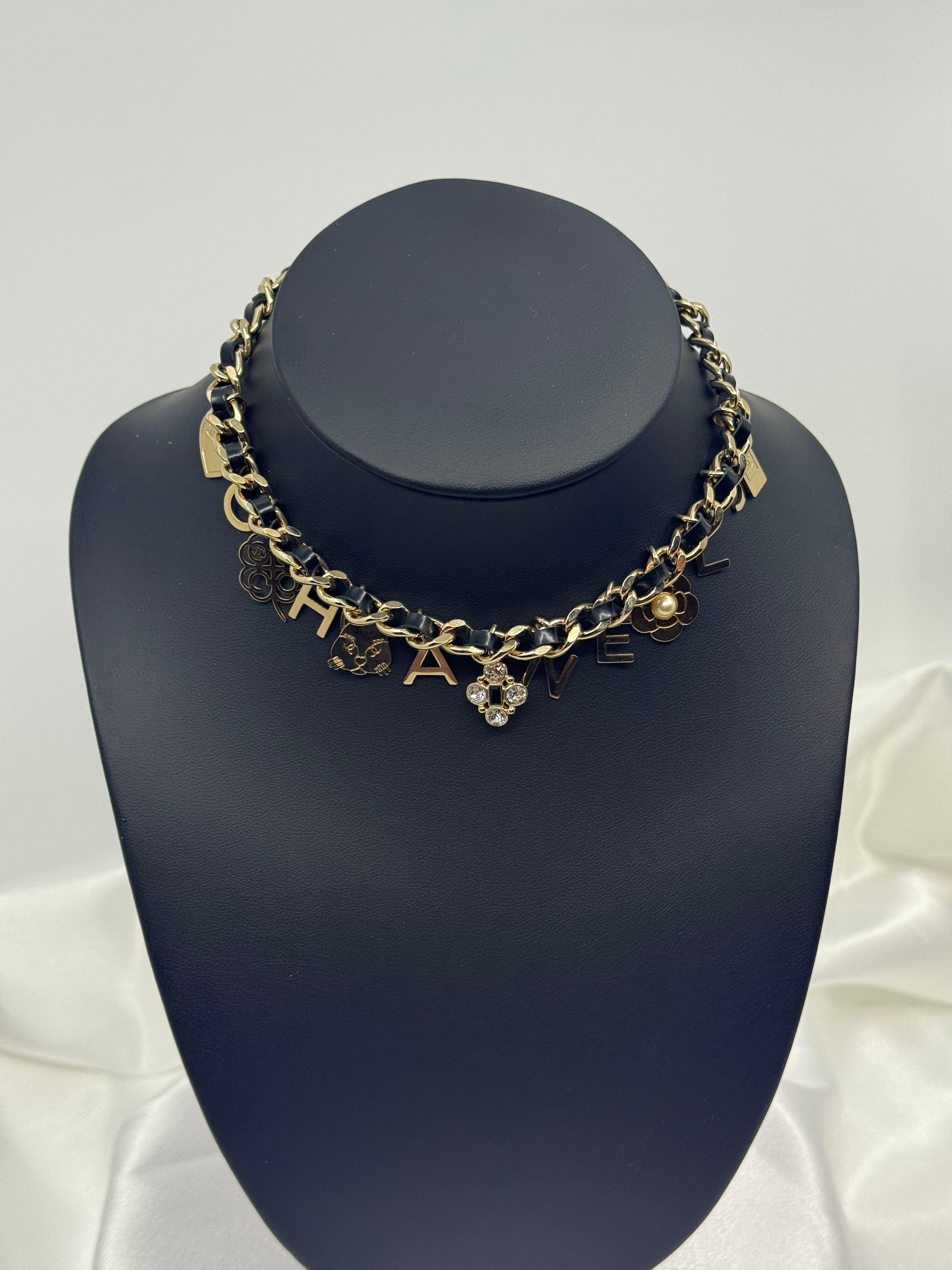 Collana Chanel in pelle, cristalli e perle finte con charme a forma di fiore di gatto in oro in vendita 6