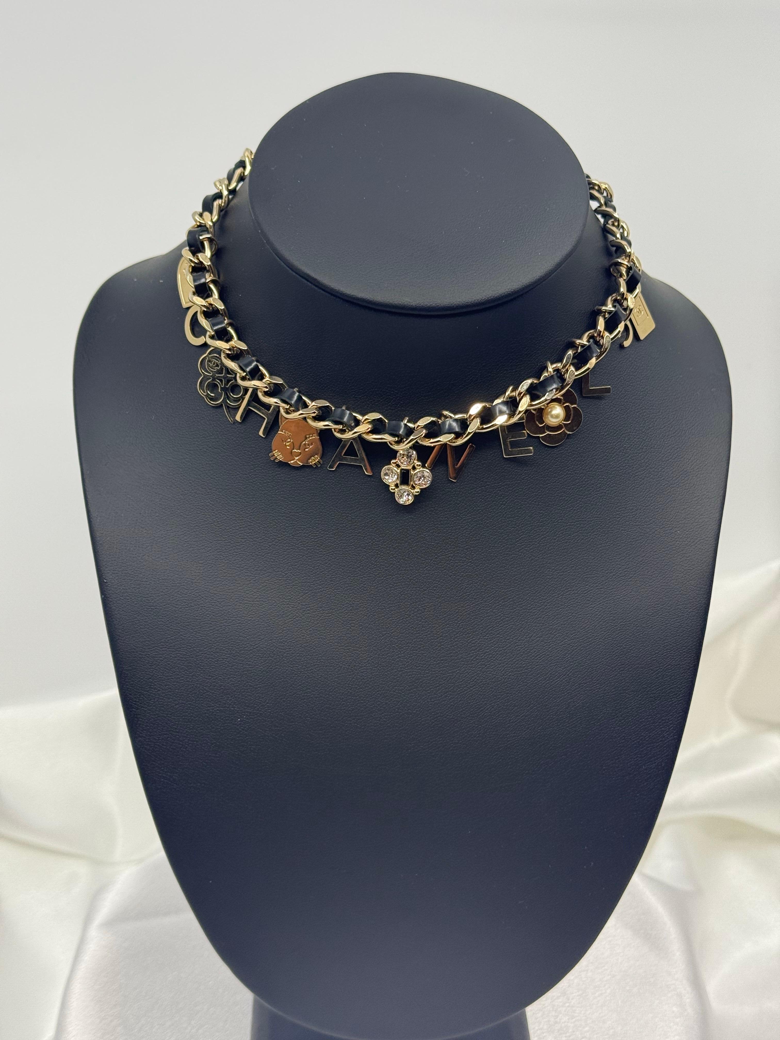 DETTAGLI:
Marchio di garanzia: CHANEL
Prodotto in Italia
Collezione 2017
La collana è in buone condizioni e presenta un'usura minima.
Misure approssimative: Lunghezza della catena 12