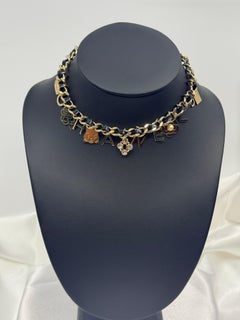 Chanel Leder, Kristall & Kunstperlen Katze Blume Charme Gold Choker Halskette