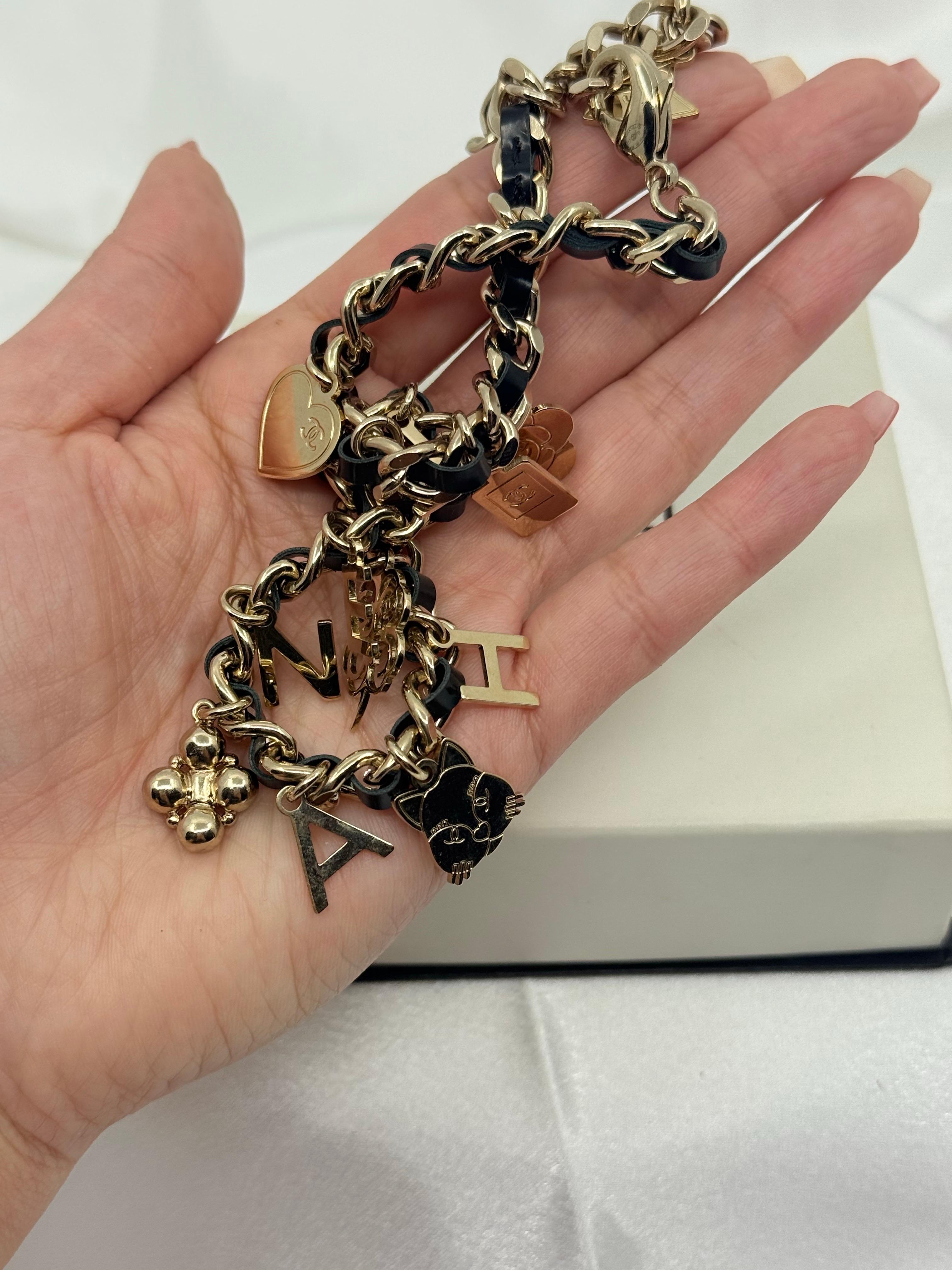 Collana Chanel in pelle, cristalli e perle finte con charme a forma di fiore di gatto in oro In condizioni buone in vendita a Bellevue, WA