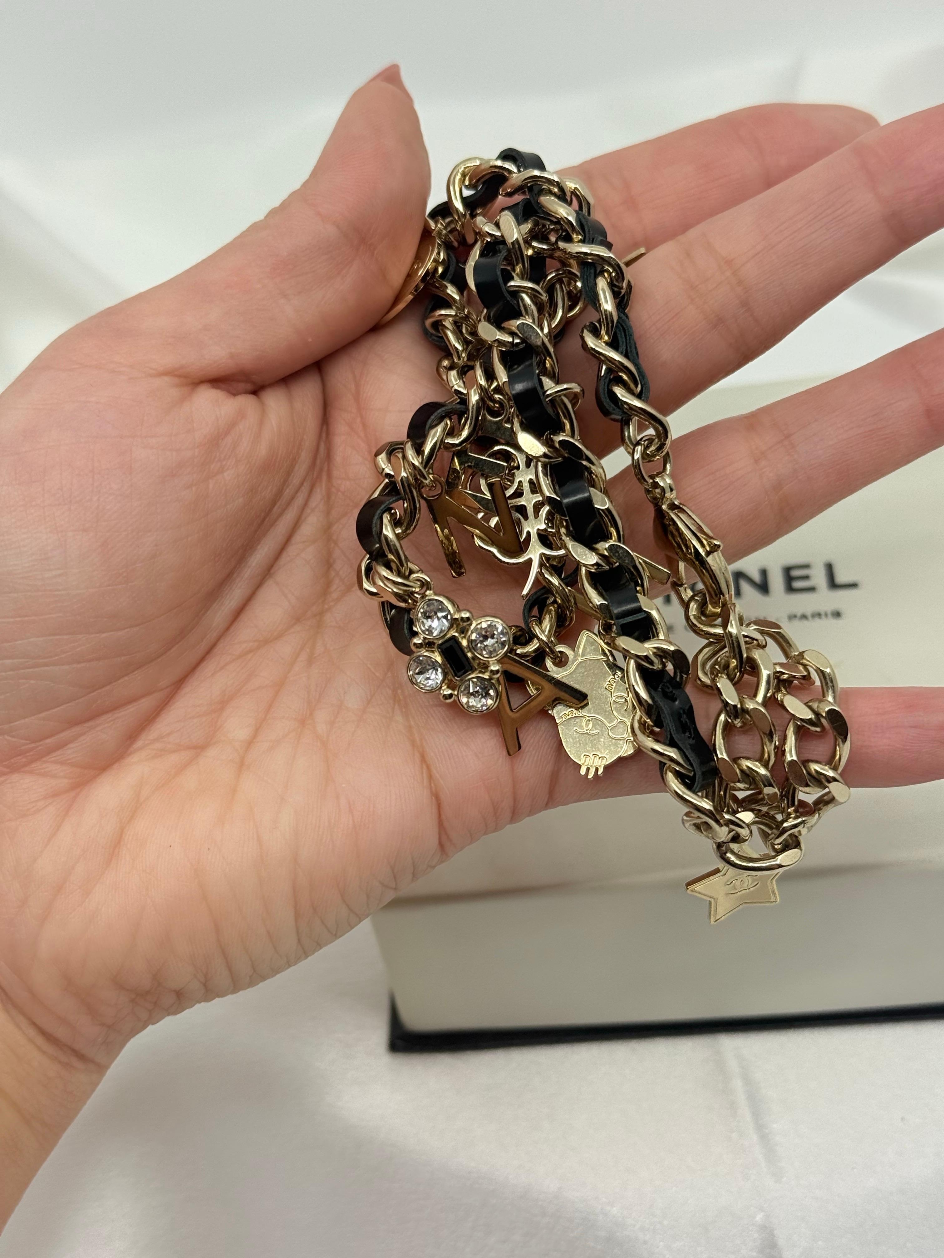 da uomo o donna Collana Chanel in pelle, cristalli e perle finte con charme a forma di fiore di gatto in oro in vendita