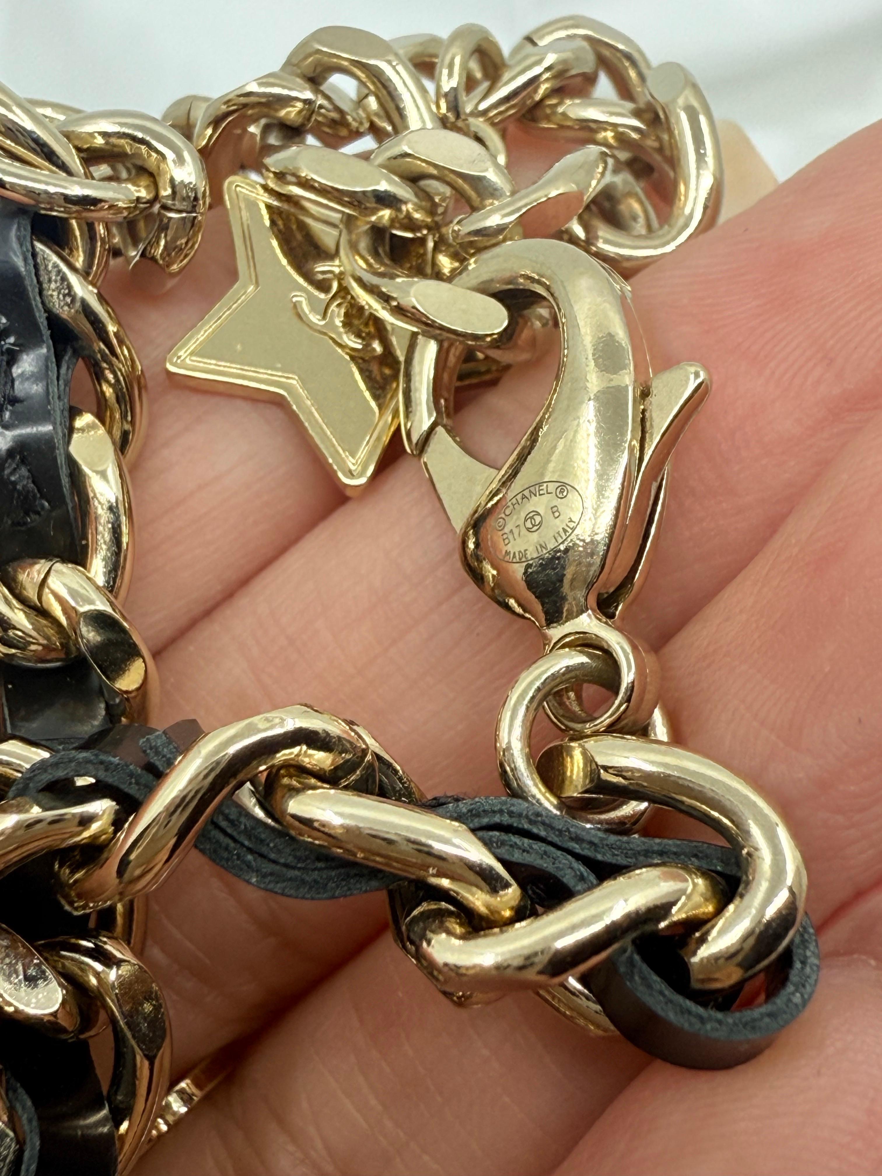 Collana Chanel in pelle, cristalli e perle finte con charme a forma di fiore di gatto in oro in vendita 1