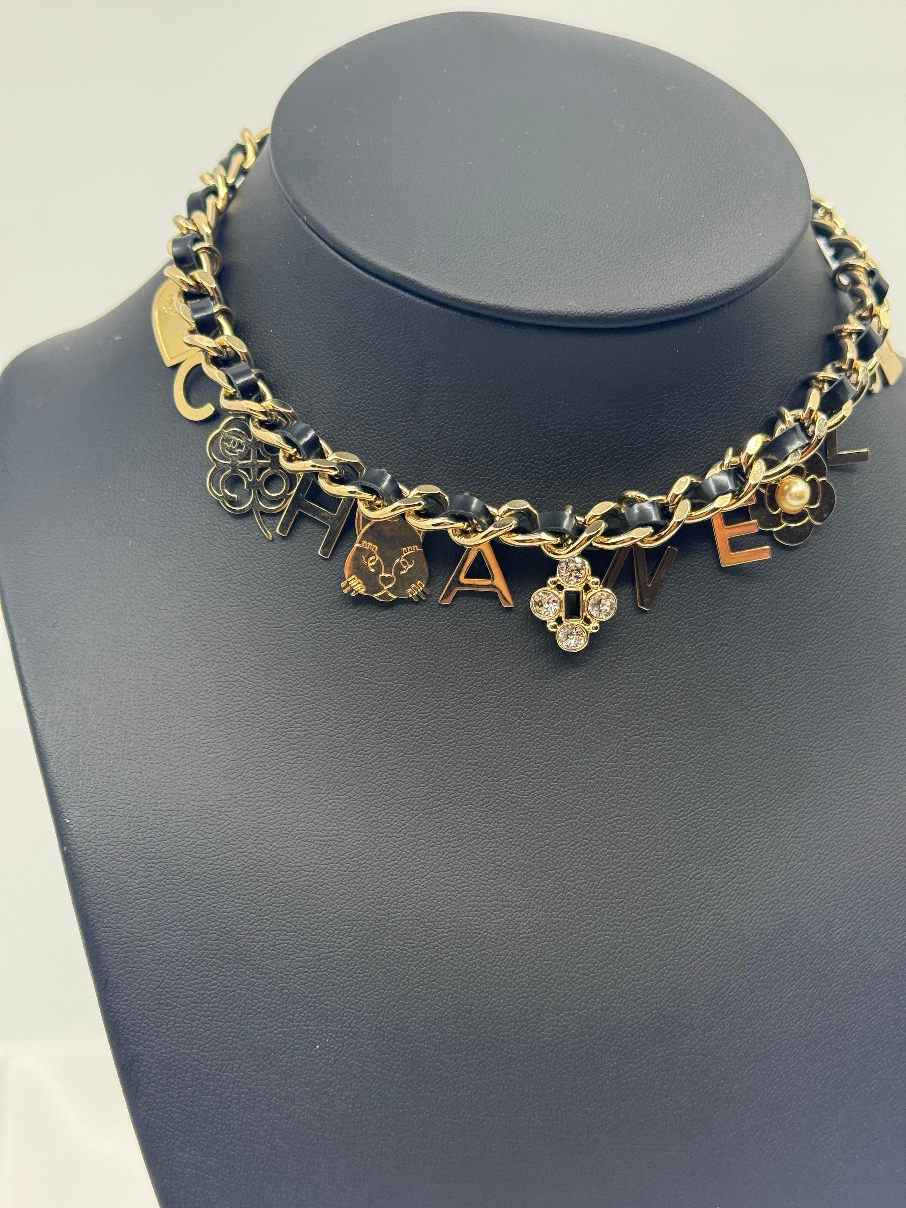 Collana Chanel in pelle, cristalli e perle finte con charme a forma di fiore di gatto in oro in vendita 2