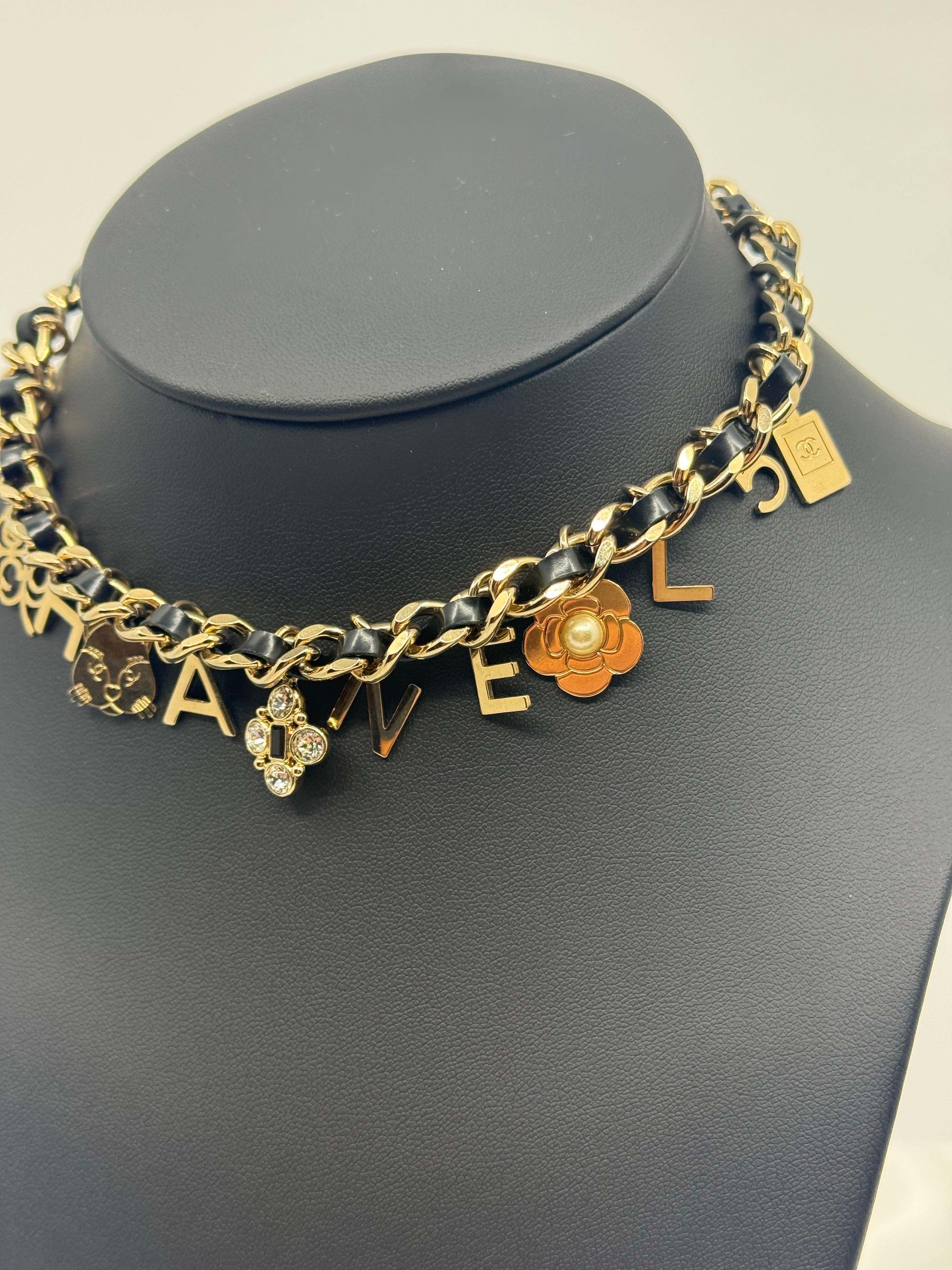 Collana Chanel in pelle, cristalli e perle finte con charme a forma di fiore di gatto in oro in vendita 3