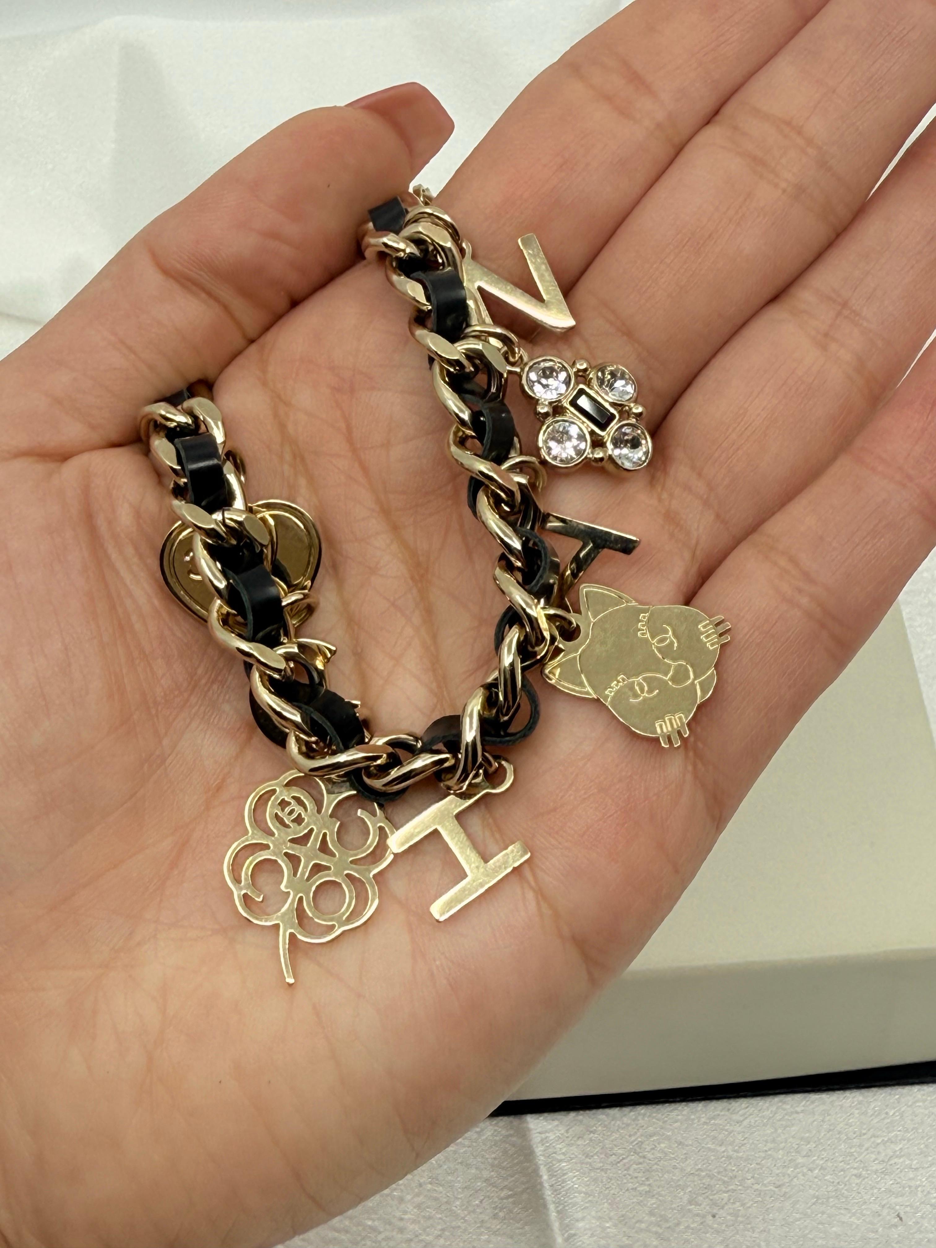 Collana Chanel in pelle, cristalli e perle finte con charme a forma di fiore di gatto in oro in vendita 4