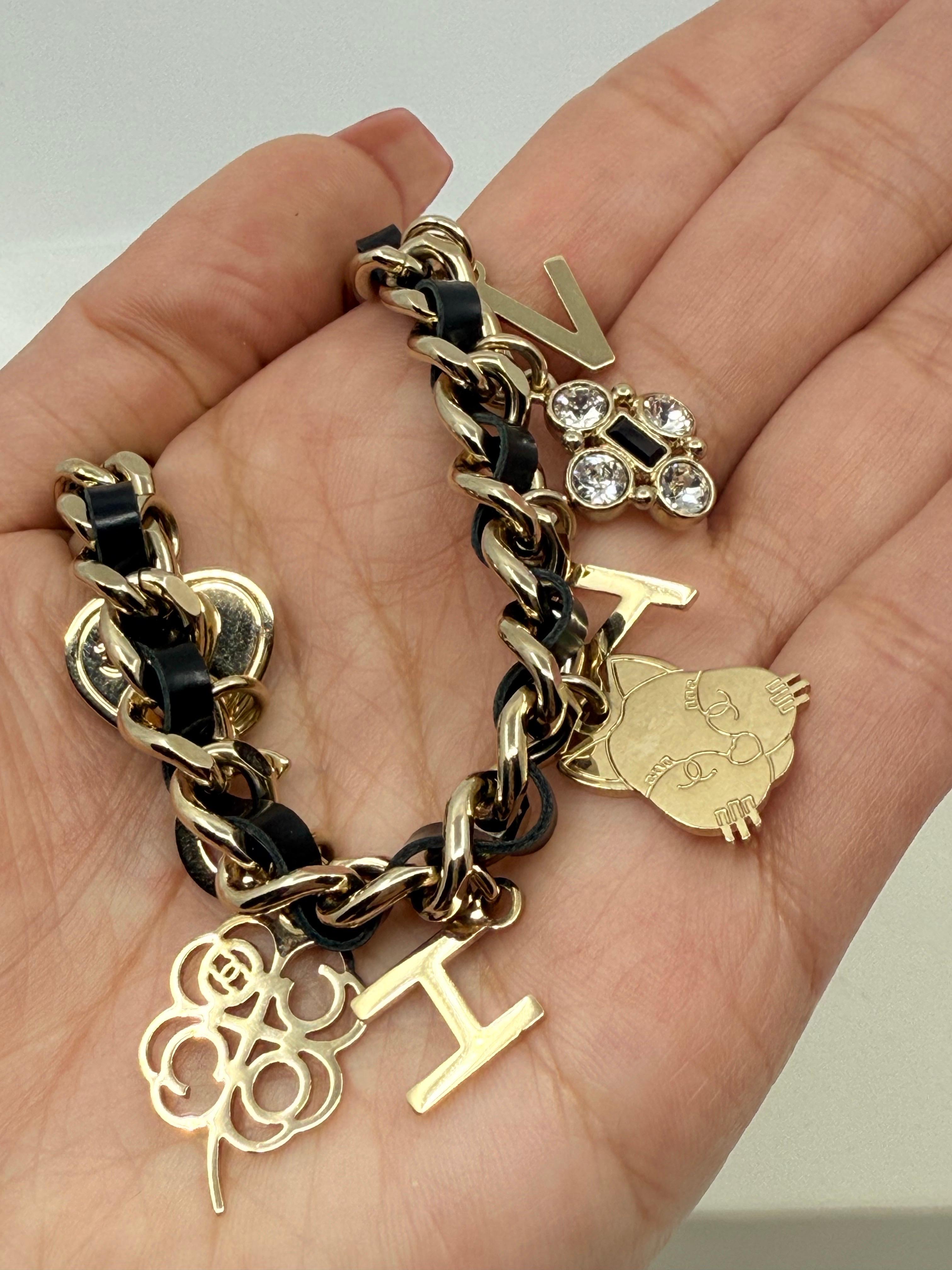 Collana Chanel in pelle, cristalli e perle finte con charme a forma di fiore di gatto in oro in vendita 5