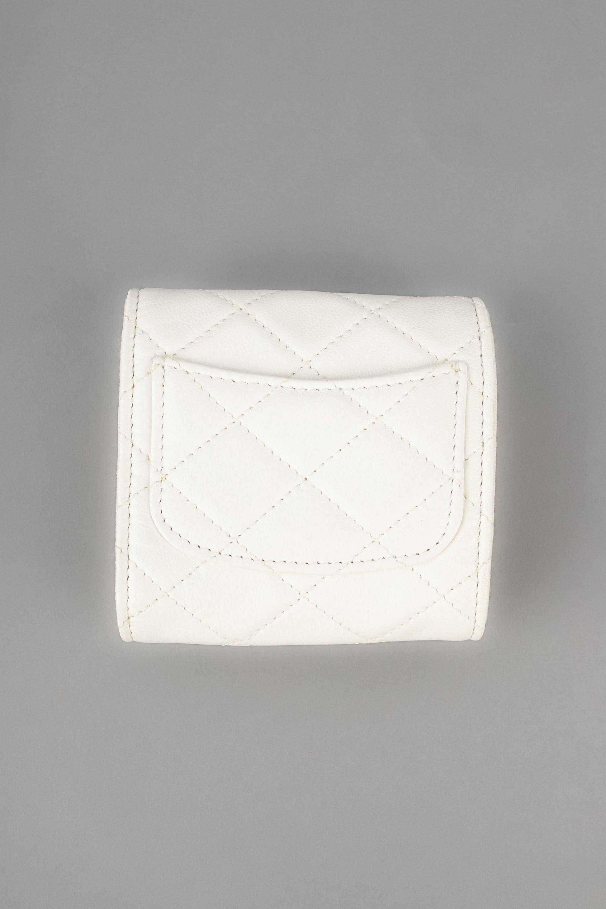 Chanel - Pulsera brazalete de cuero blanco acolchado con logotipo cc de metal dorado.

Más información:
Estado: Muy buen estado
Dimensiones: Longitud: 21 cm

Referencia del vendedor: BRAB14BIS
