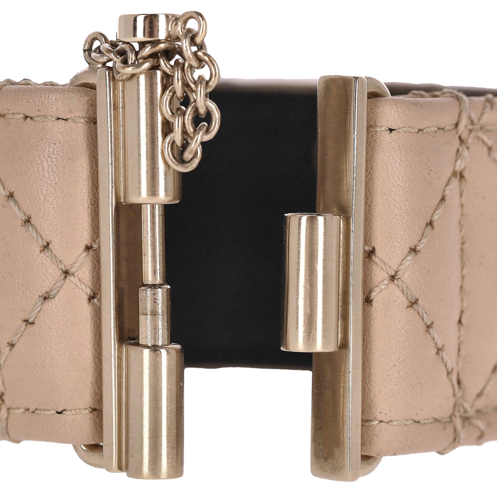 Bracciale in pelle Chanel con logo 