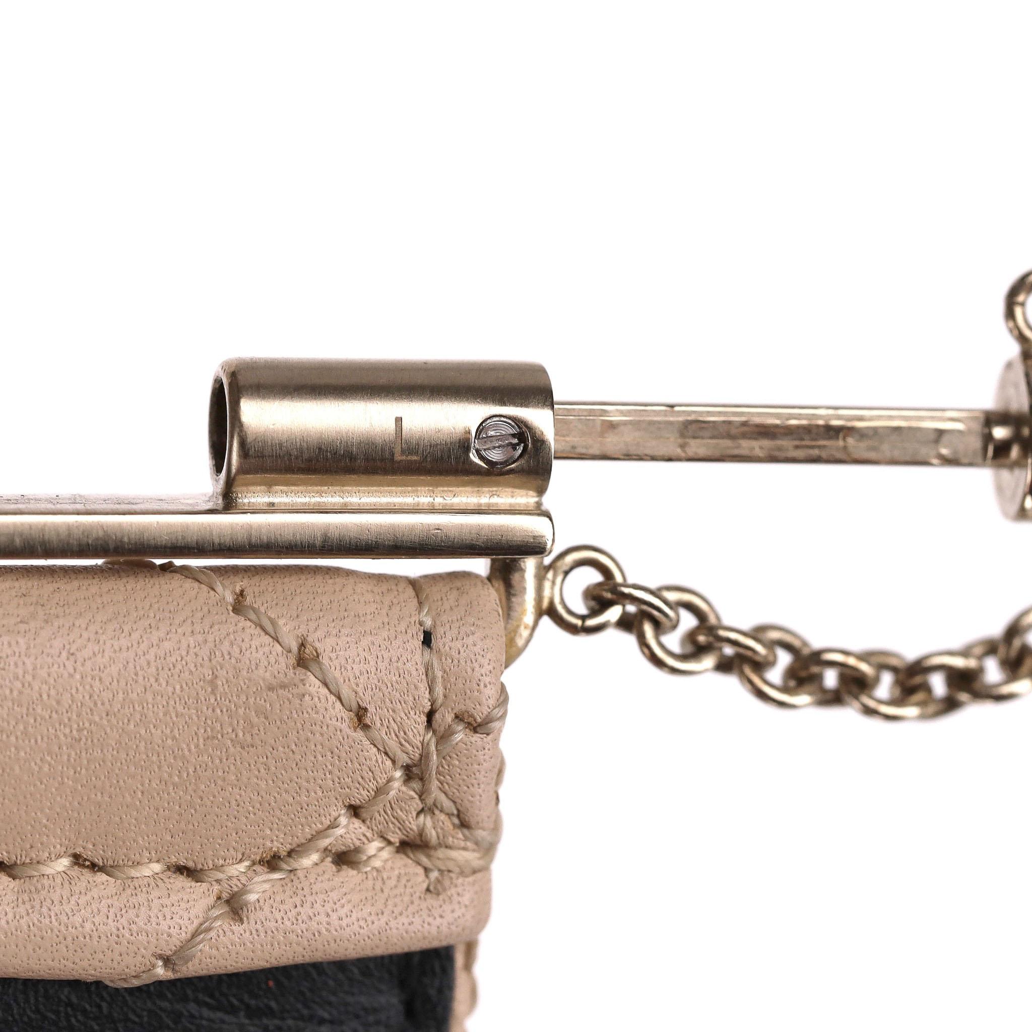 Bracciale in pelle Chanel con logo 