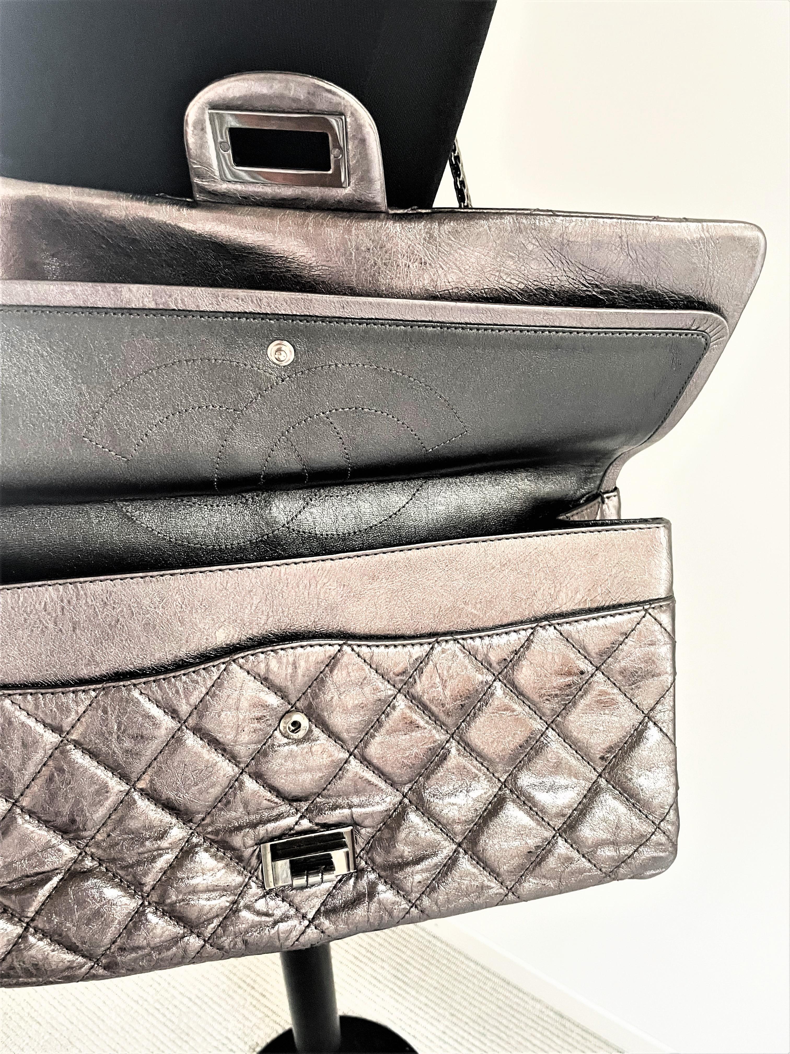 Chanel Leder Distressed Silber Reissure 2, 55 Maxi-Doppelklappentasche 2000er Jahre   im Angebot 11