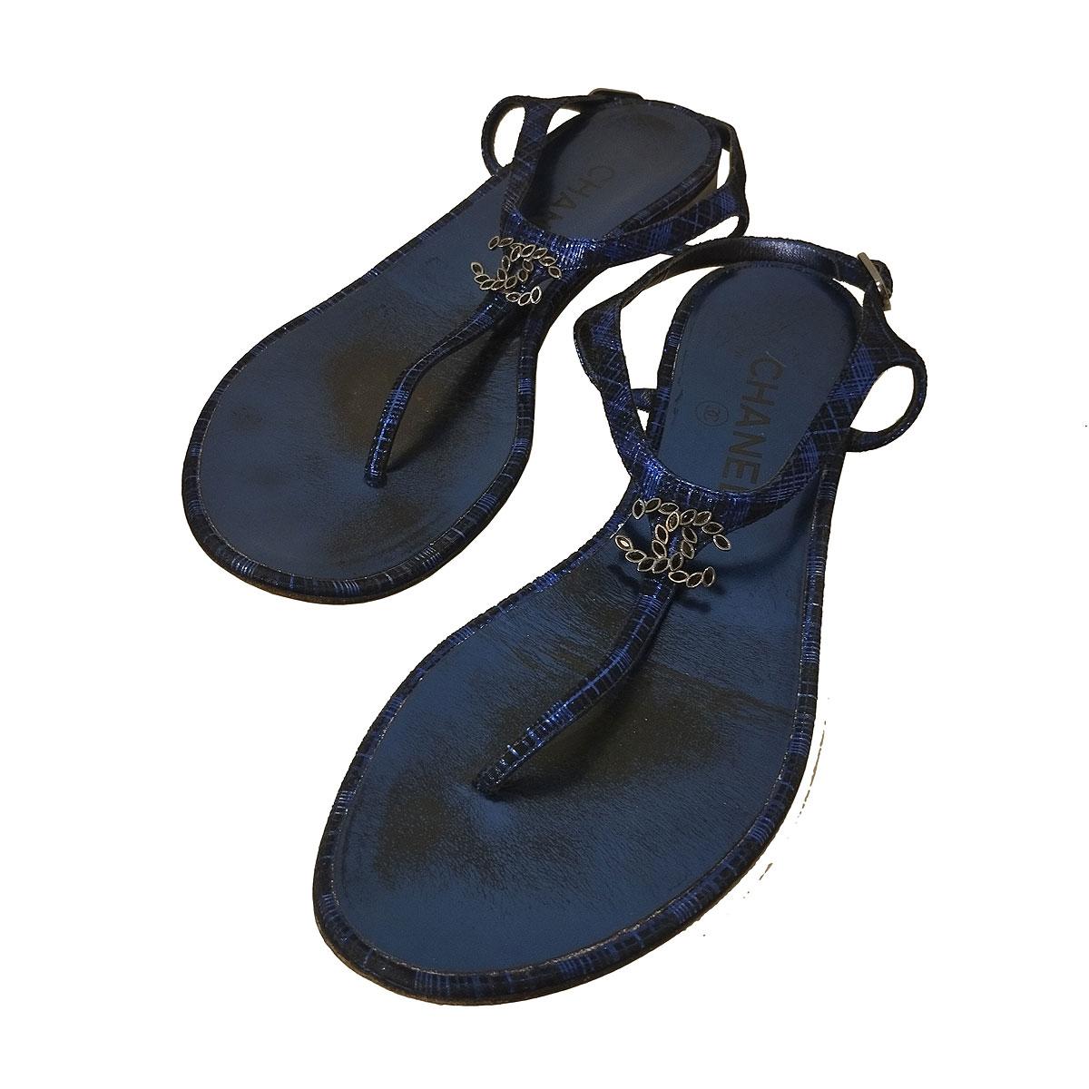 ikonische und schicke Sandalen von Chanel
Leder 
Blaue Farbe
Texturiert
CC Metall-Logo plus Steine
Knöchelriemen
Superflach
Absatzhöhe cm 1 (0,39 Zoll)
Weltweiter schneller Versand im Preis inbegriffen