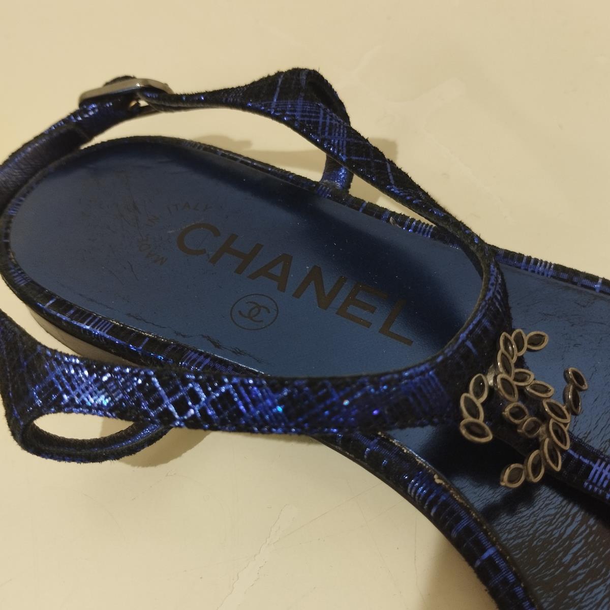 Chanel flache Ledersandalen IT 37, 5 im Angebot 2