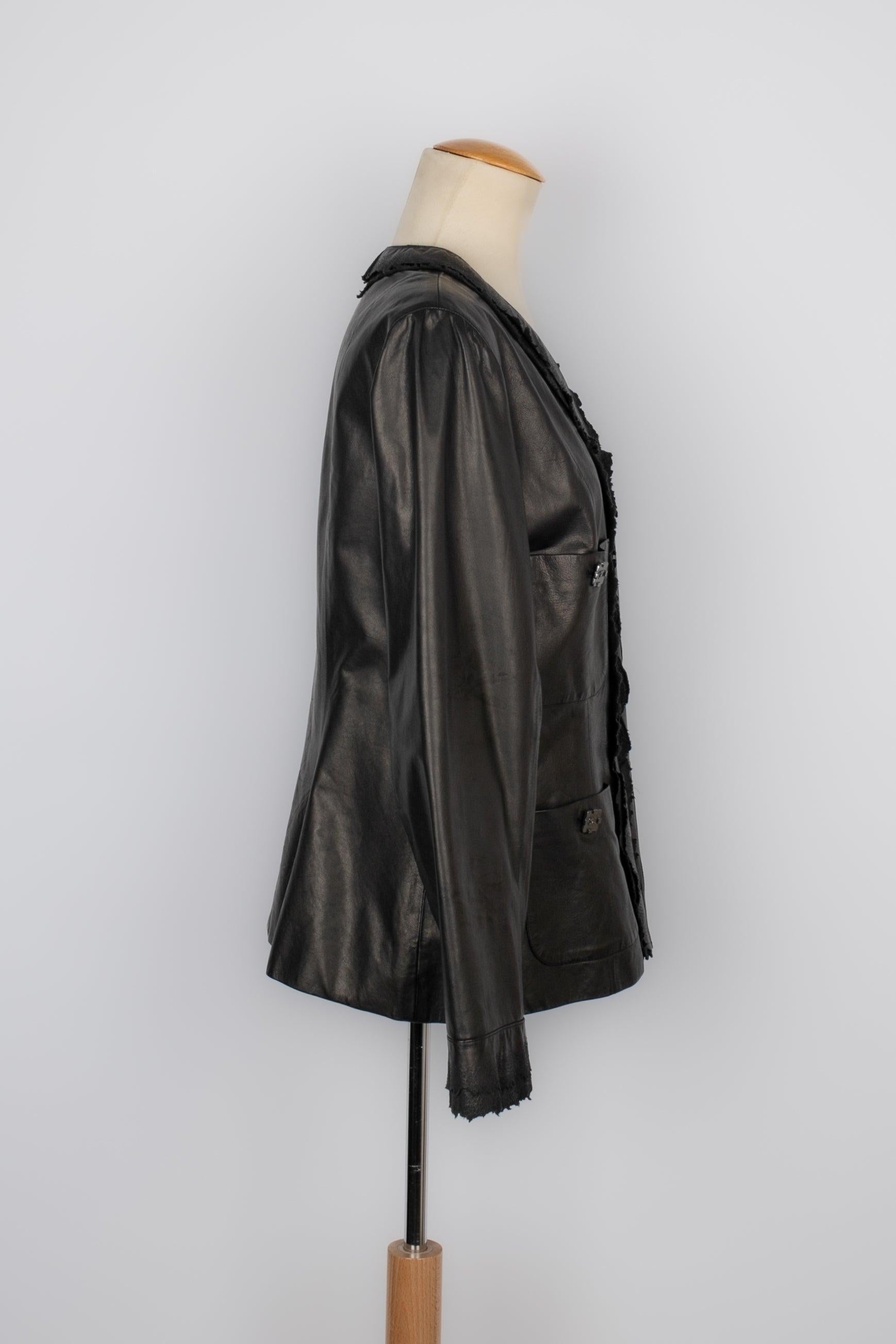Chanel - (Made in France) Jacket in black calfskin and silk lining. Size 46FR.

Additional information:
Condition: Very good condition
Dimensions: Shoulder width: 42 cm - Sleeve length: 60 cm - Length: 60 cm

Seller Reference: FV211