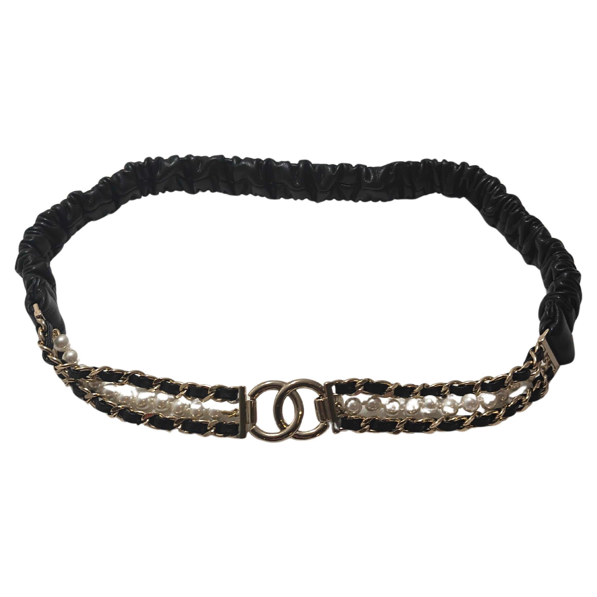Chanel Leather Jewelled CC Pearl Chain Belt from the B25 Collection en venta