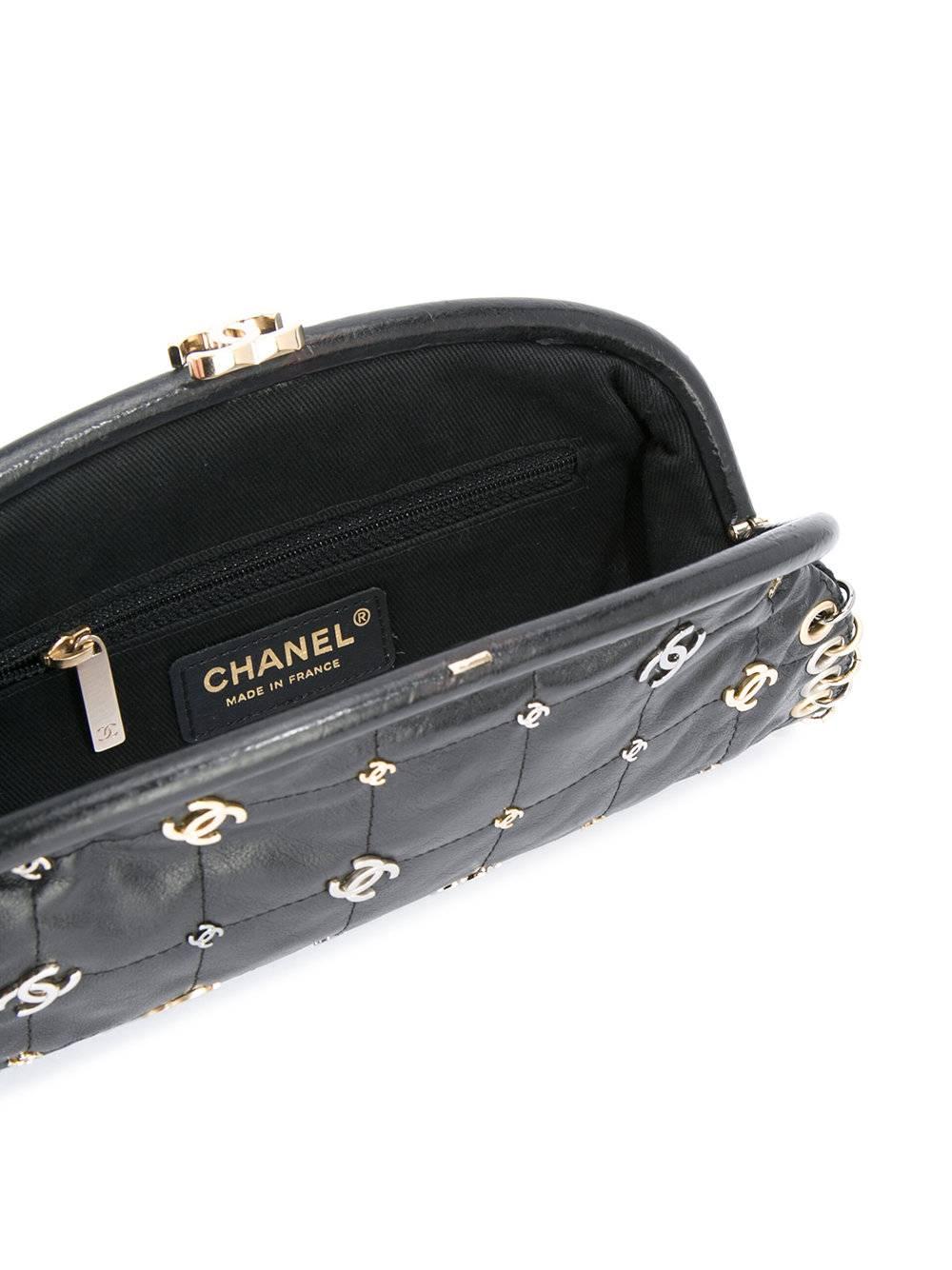 Chanel Leather Mixed Metal Gold Silver Charm Kisslock Evening Clutch Bag In Excellent Condition In Chicago, IL