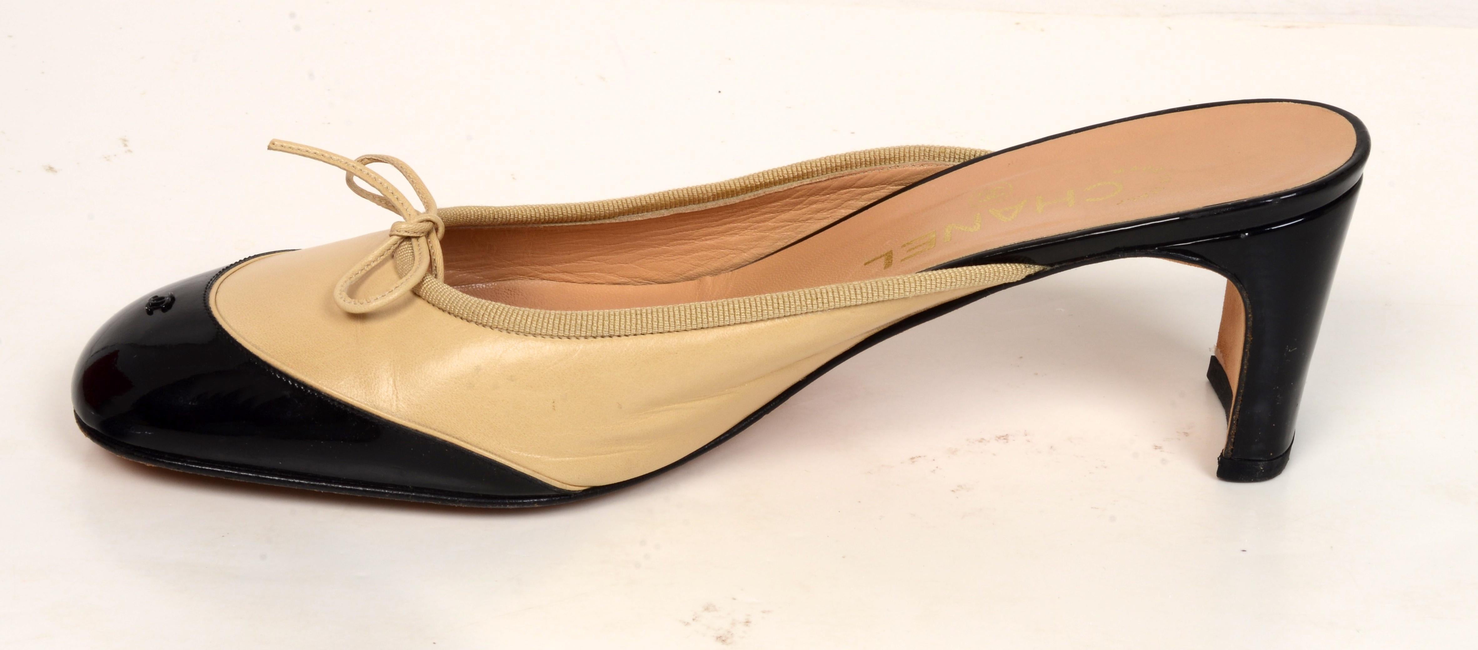 Chanel Leather Mules with Interlocking CC Logo in Cream and Black Patent Leather. Lightly worn and in excellent condition. Made in Italy size 39 1/2.