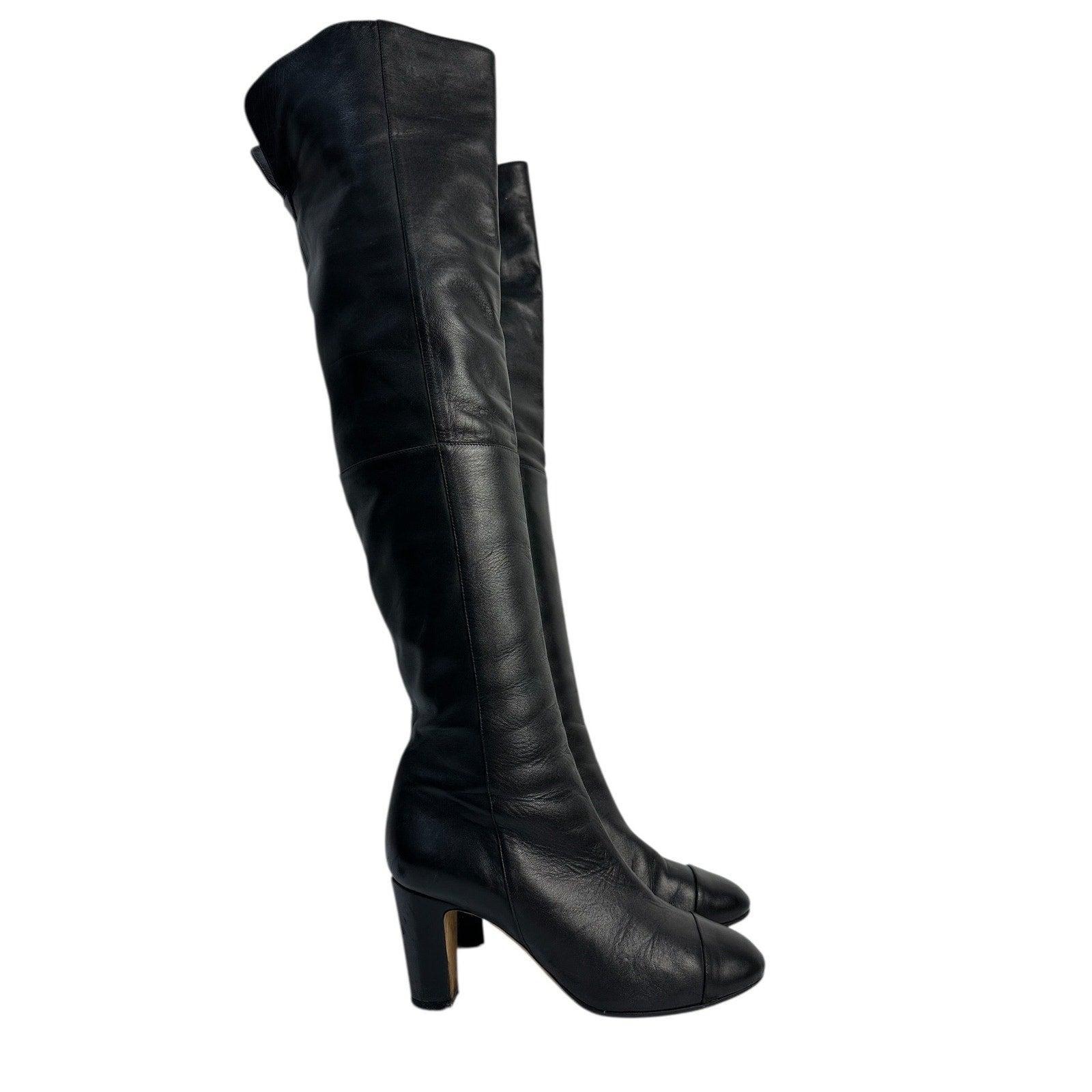 Sortez avec style grâce à ces élégantes bottes à hauteur de genou de Chanel ! Fabriquées en cuir véritable souple, ces bottes offrent un look classique intemporel avec une touche de modernité. Parfait pour ajouter une touche de sophistication à
