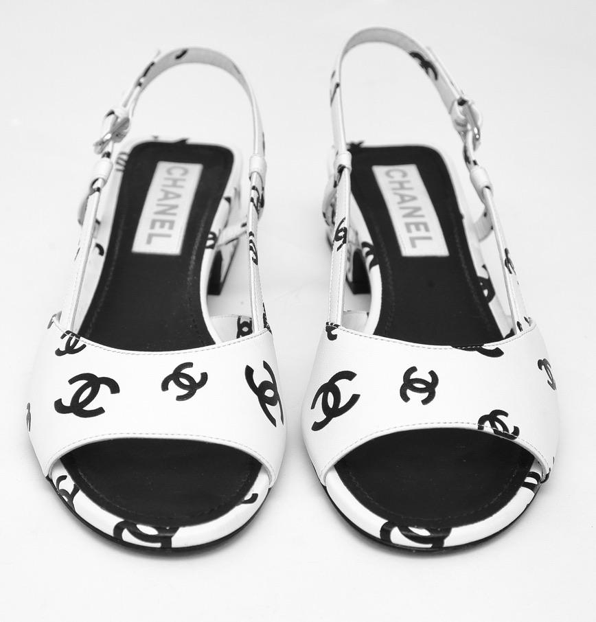 CHANEL White Leather Sandals Black CC LOGO Slingbacks Heels Silver HW Sz 38 2022 In Good Condition For Sale In Hollywood, FL