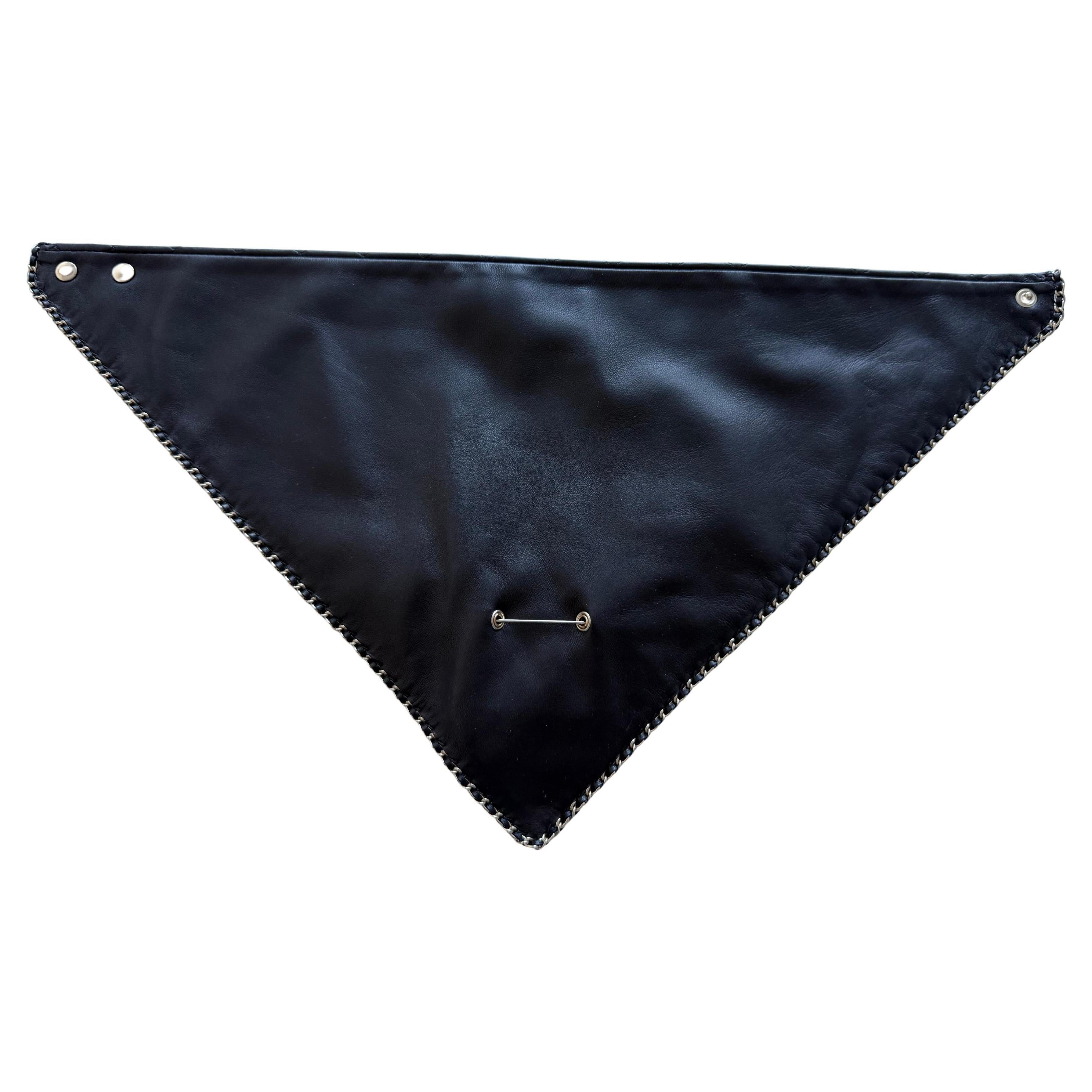 Pañuelo bandana de piel Chanel extraíble  Broche CC Negro en venta