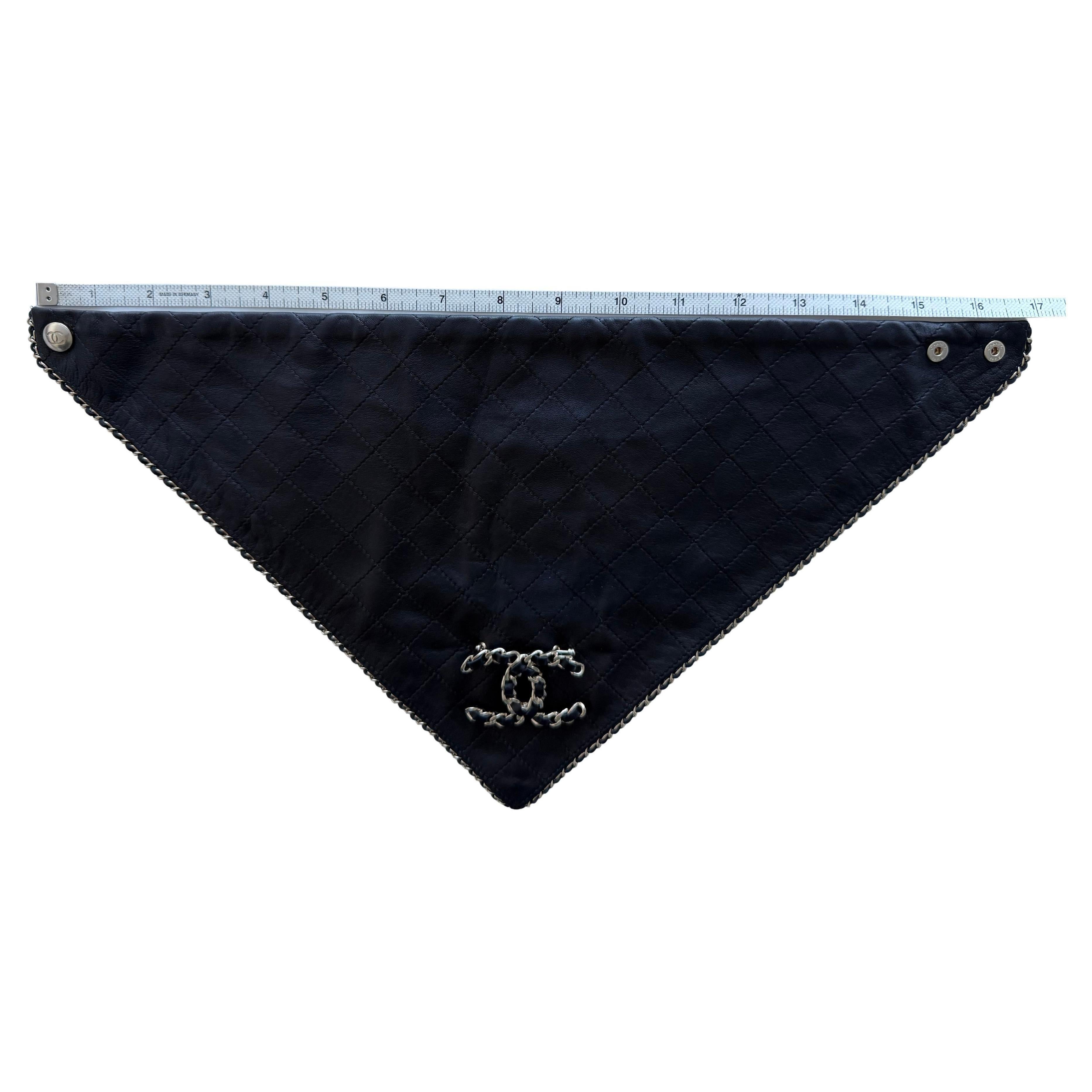Pañuelo bandana de piel Chanel extraíble  Broche CC en Bueno estado para la venta en New York, NY