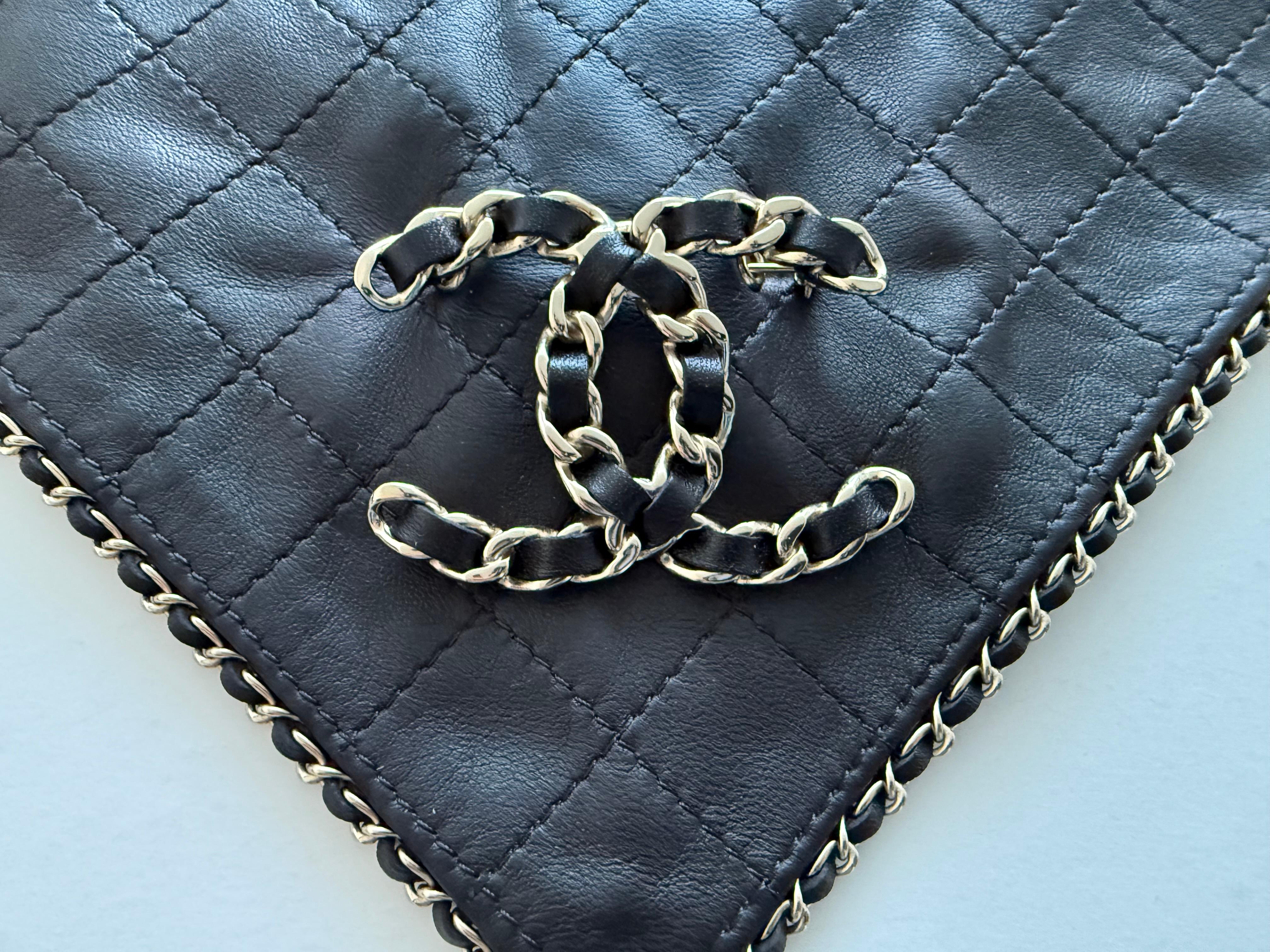 Femenino o masculino Pañuelo bandana de piel Chanel extraíble  Broche CC en venta