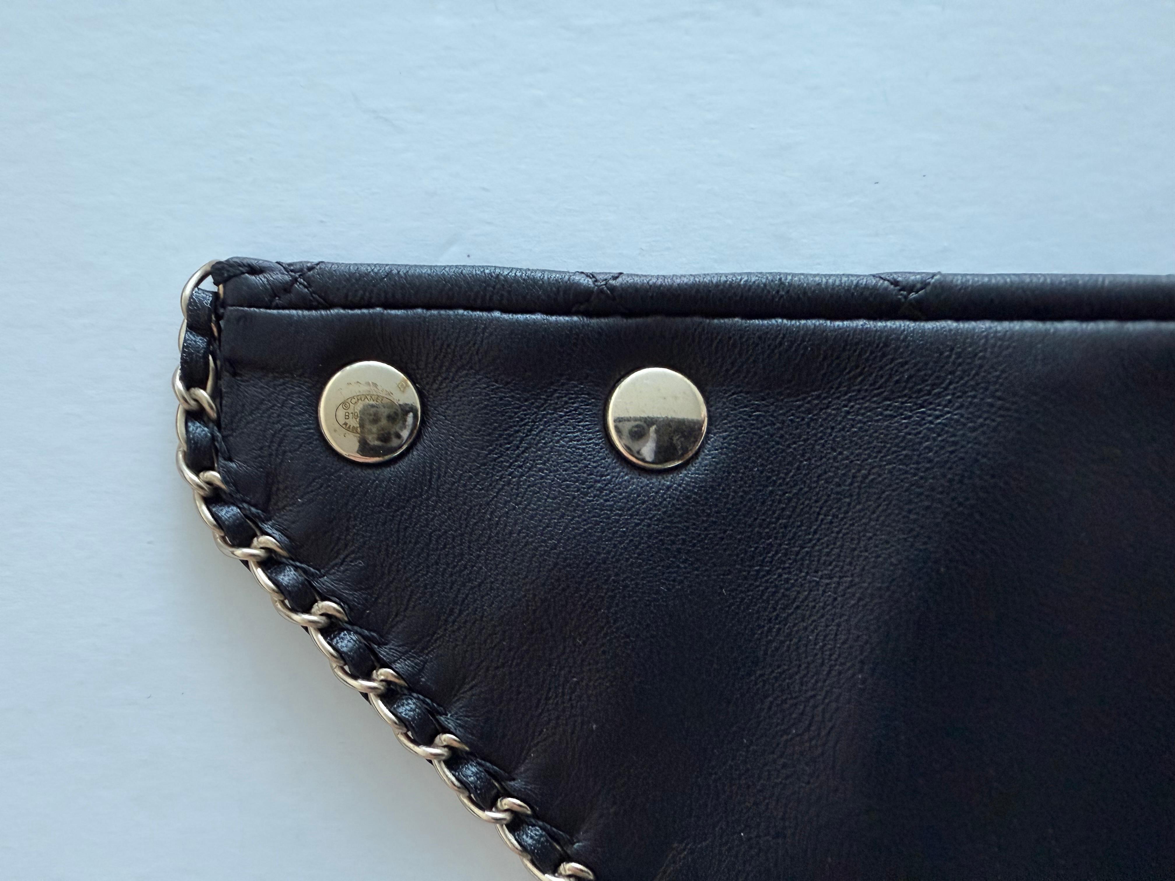 Pañuelo bandana de piel Chanel extraíble  Broche CC en venta 1