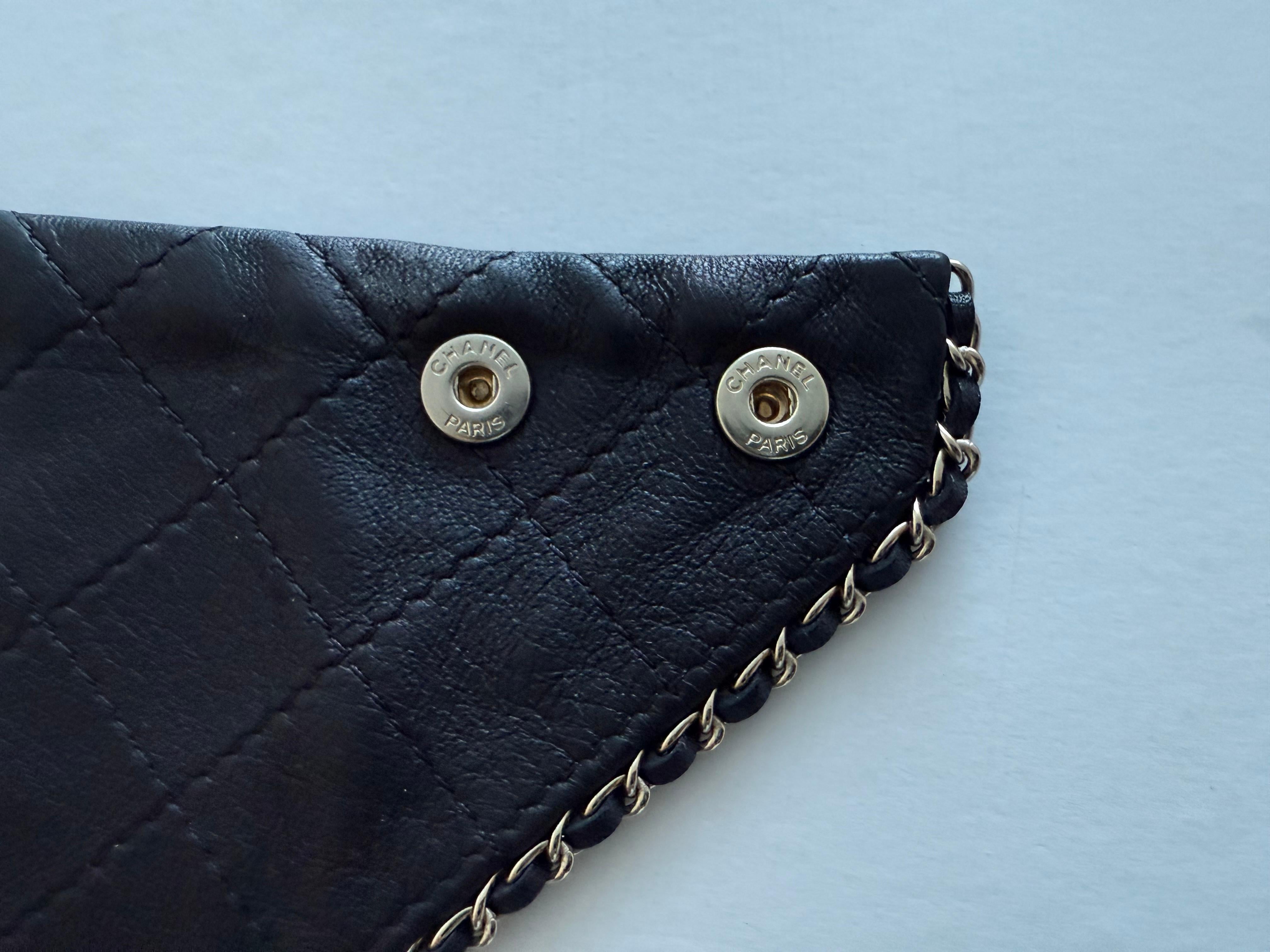 Pañuelo bandana de piel Chanel extraíble  Broche CC en venta 2