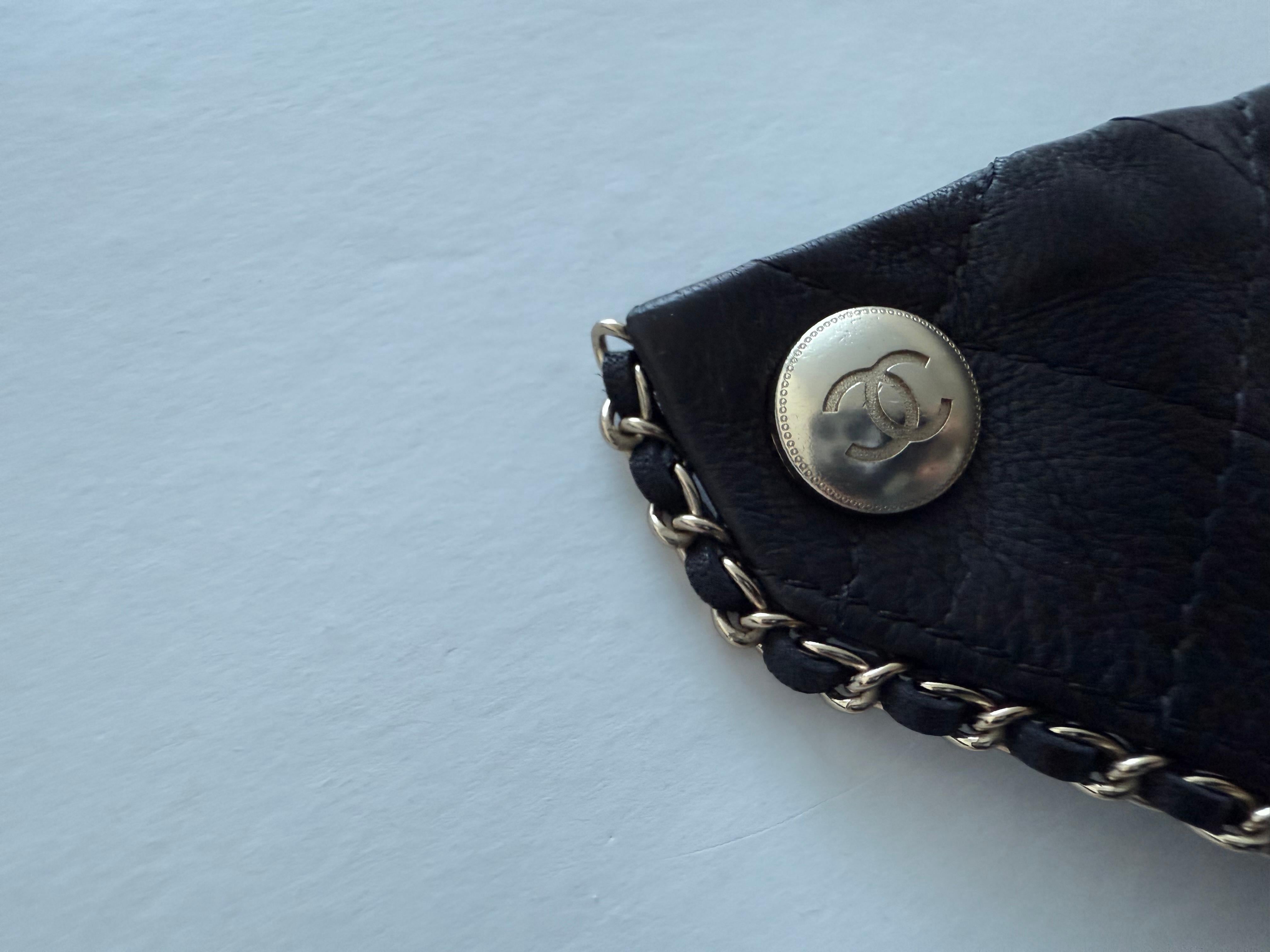 Pañuelo bandana de piel Chanel extraíble  Broche CC en venta 3