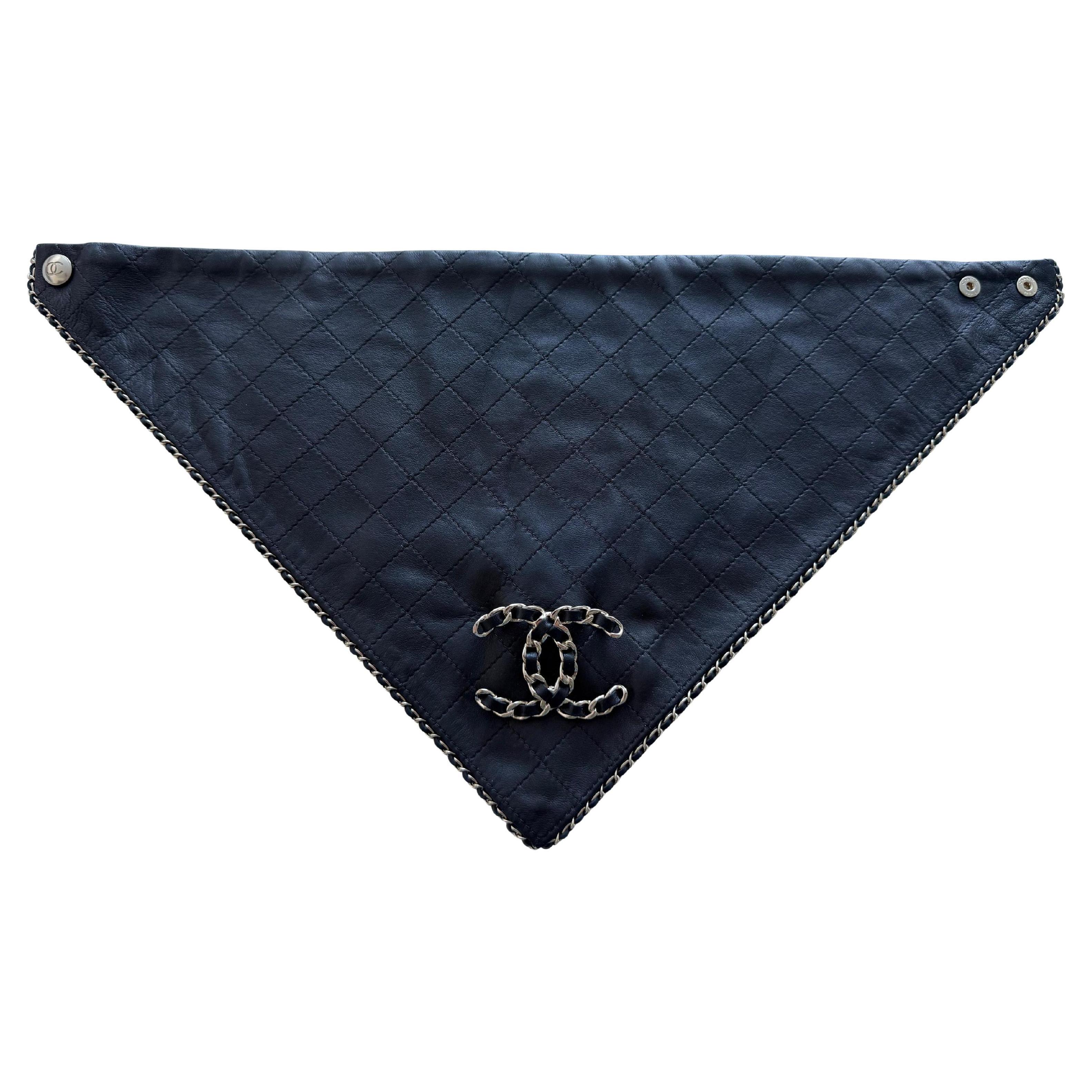 Pañuelo bandana de piel Chanel extraíble  Broche CC en venta