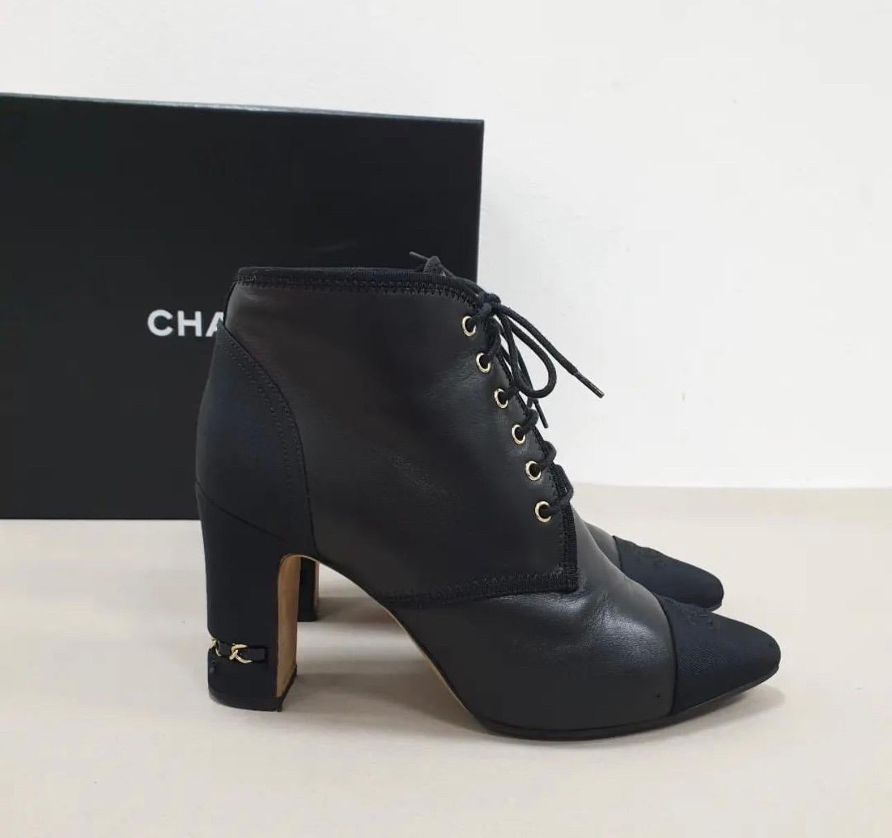Chanel Leather Textile CC logo Heeled Booties In Good Condition For Sale In Krakow, PL