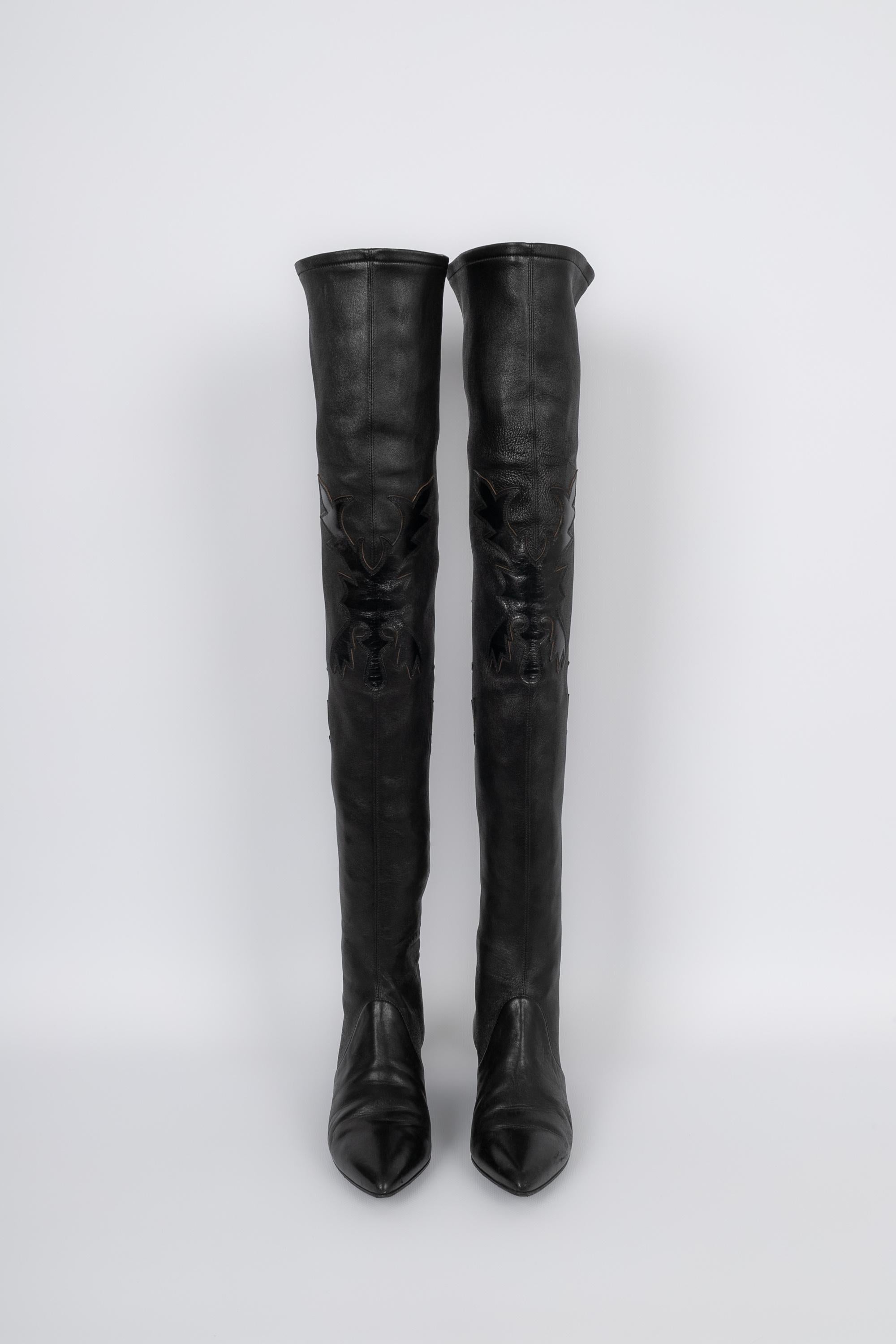 CHANEL - (Made in Italy) Schwarze Cowboy-Stiefel aus Lammfell mit Muster. 37,5 FR Größenangabe. Zu erwähnen ist, dass die Sohlen der Schuhe leicht aufgerieben sind.

Bedingung:
Sehr guter Zustand

Abmessungen:
Höhe: etwa 70 cm (mit den